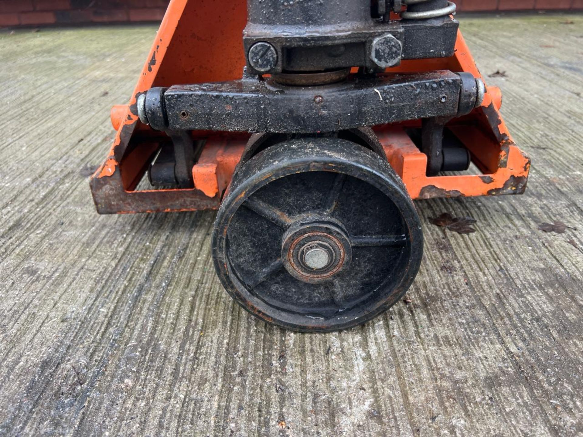 Manual Pallet Truck THX9288 - No Reserve - Image 7 of 11