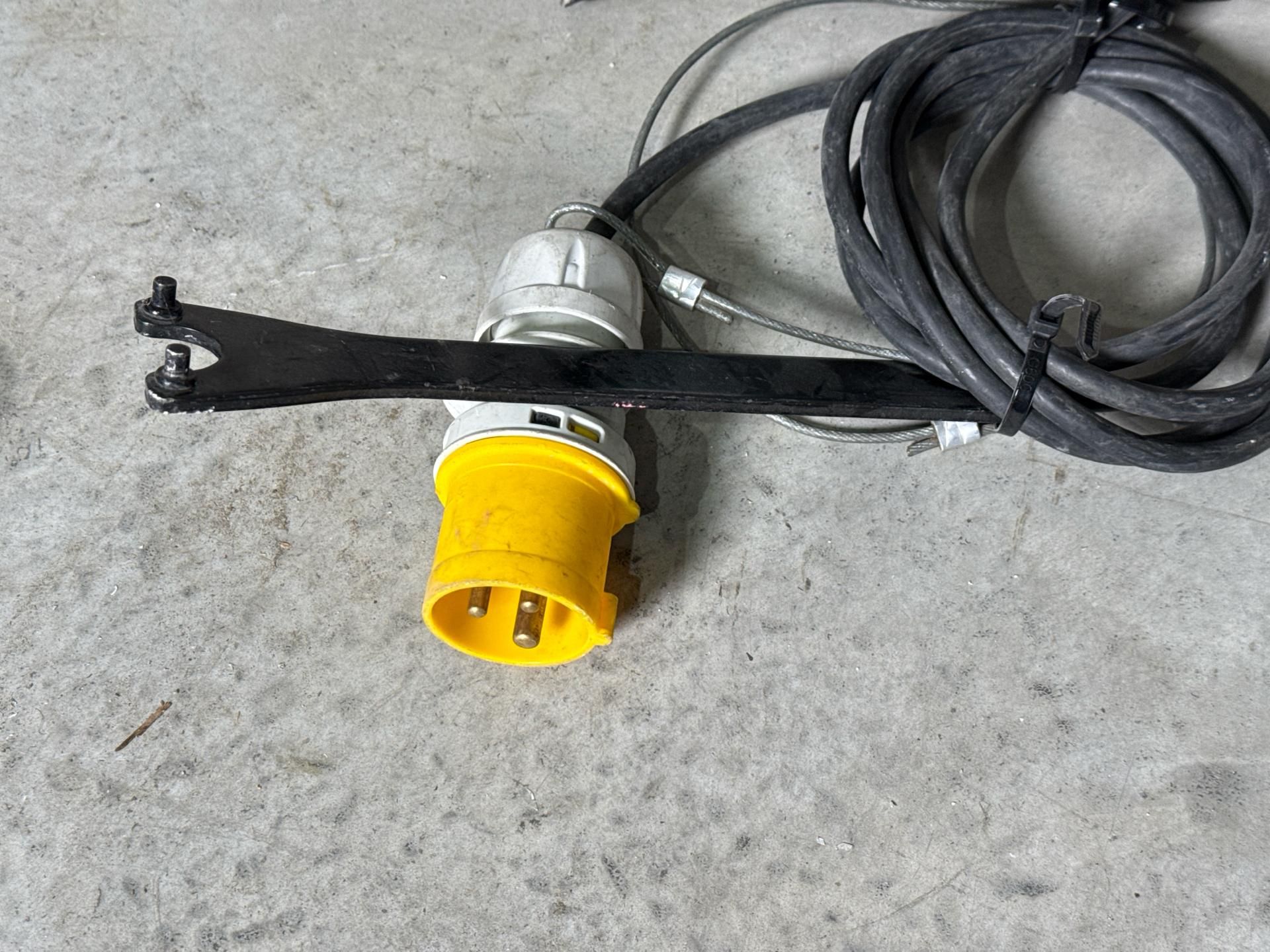 Makita Angle Grinder And Chuck - THX21735 - No Reserve - Image 5 of 5