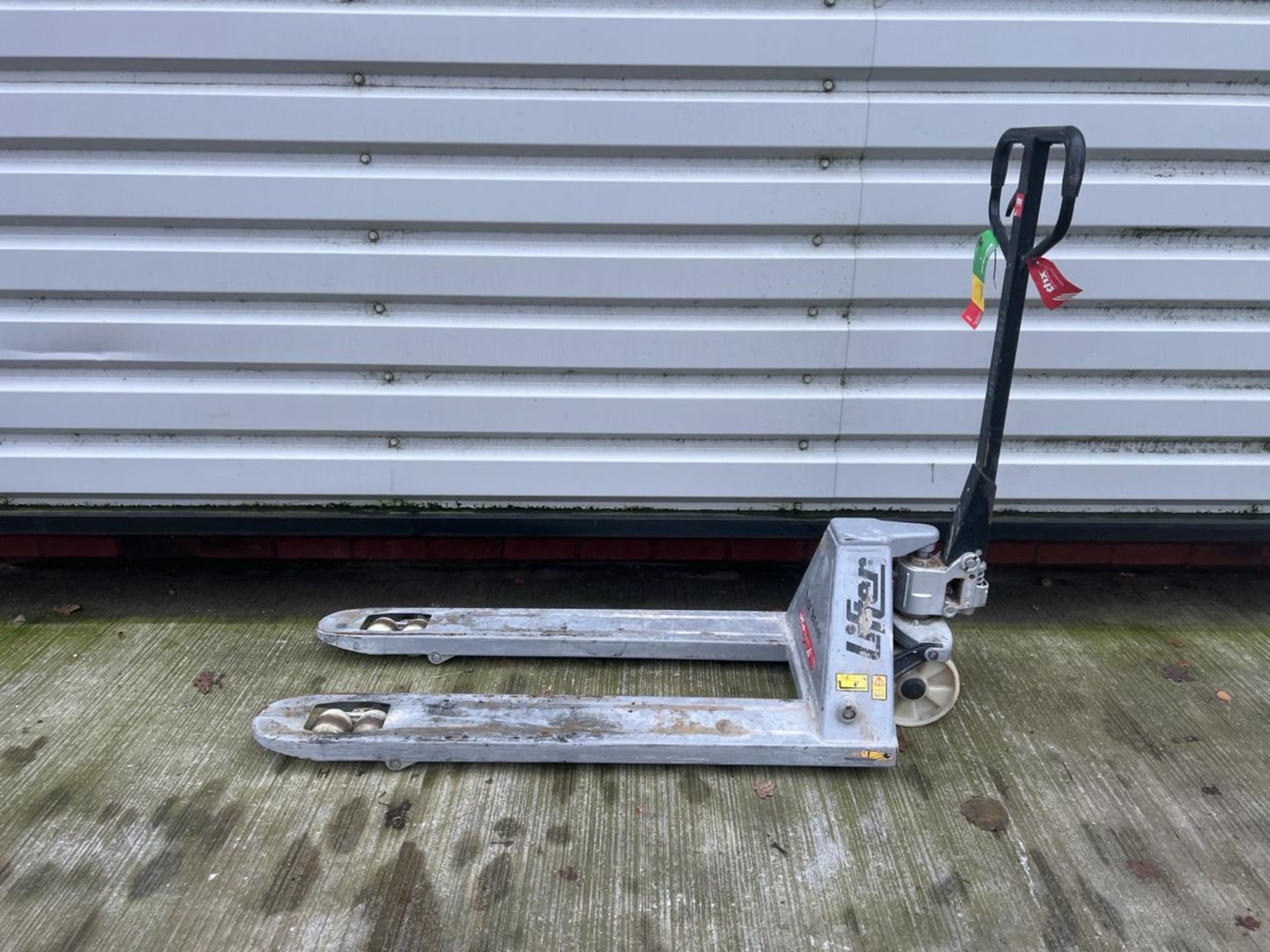 Pallet Truck 540Mm X 1150Mm 2500Kg. S/N: 41476-161-THX24446 - No reserve - Image 4 of 7