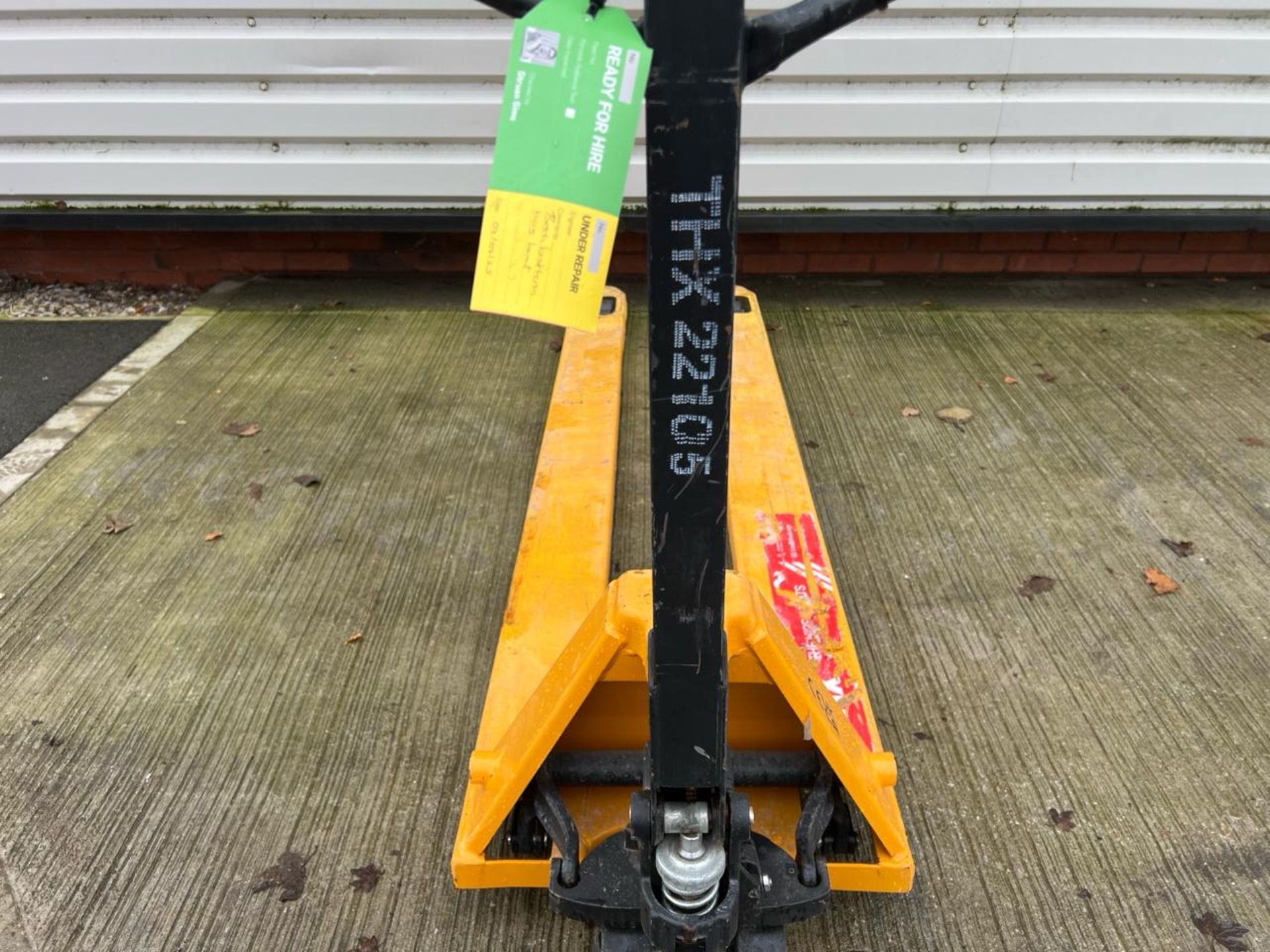 Manual Pallet Truck - 2000Kg - 2M. S/N: J24022934-2/037-THX22105 - No Reserve - Image 4 of 7