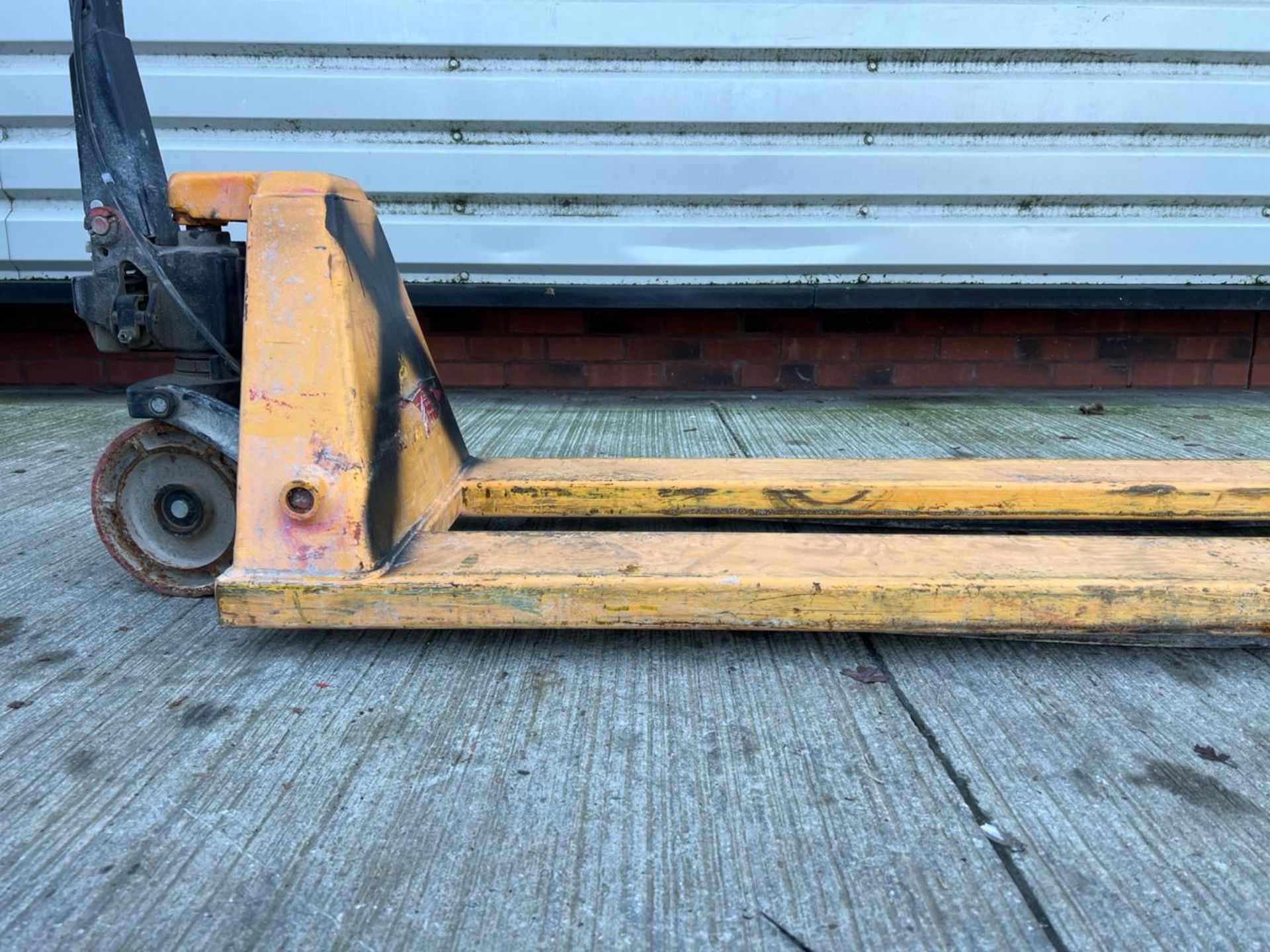 Manual Pallet Truck - 2000Kg - 2M - Braked. S/N: J24072934-1/032-THX22107 - No Reserve - Image 2 of 12