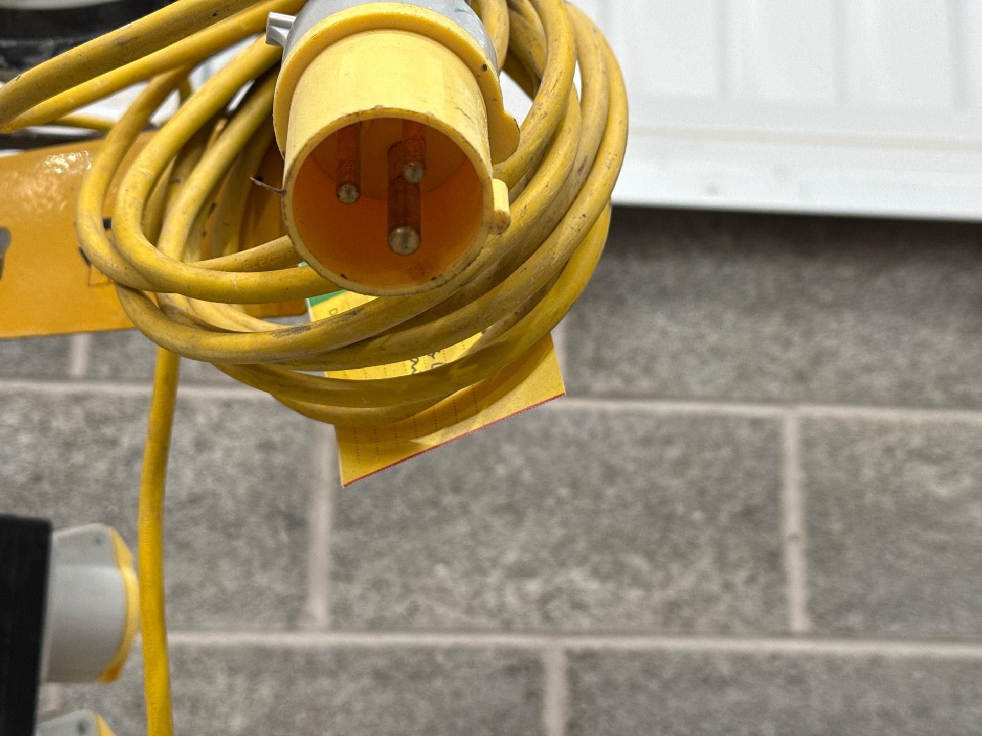 V Twin Head Led With Power Take Off - Thx19469 - No Reserve - Image 5 of 8