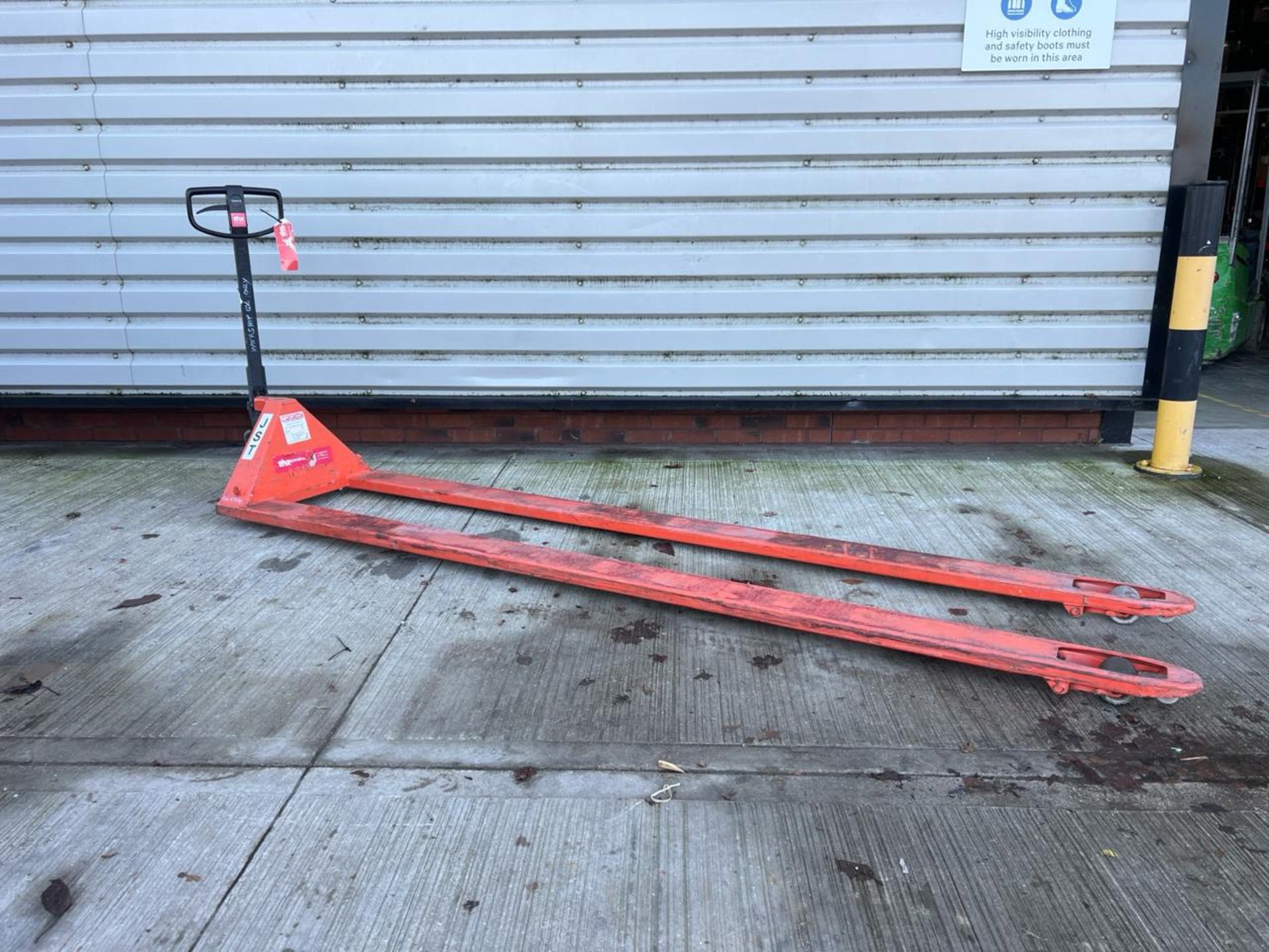 Manual Pallet Truck - 1500Kg - 3M. S/N: 8848476-THX18571 - No Reserve