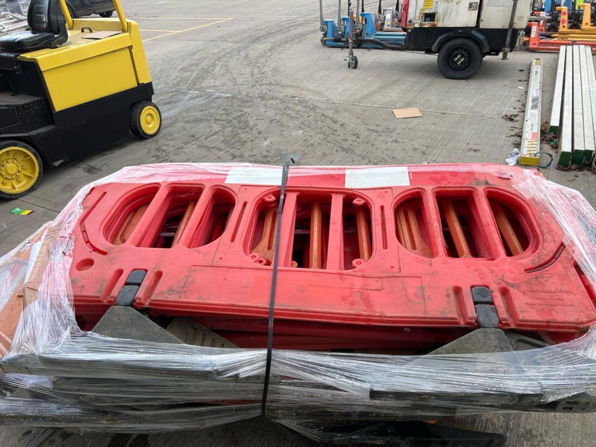 Pallet of Orange Plastic Saftey Barriers - No reserve - Image 4 of 5