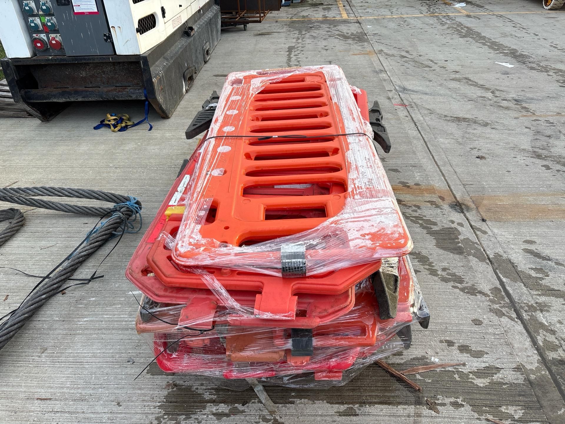 Pallet of Orange Plastic Saftey Barriers - No reserve - Image 4 of 6