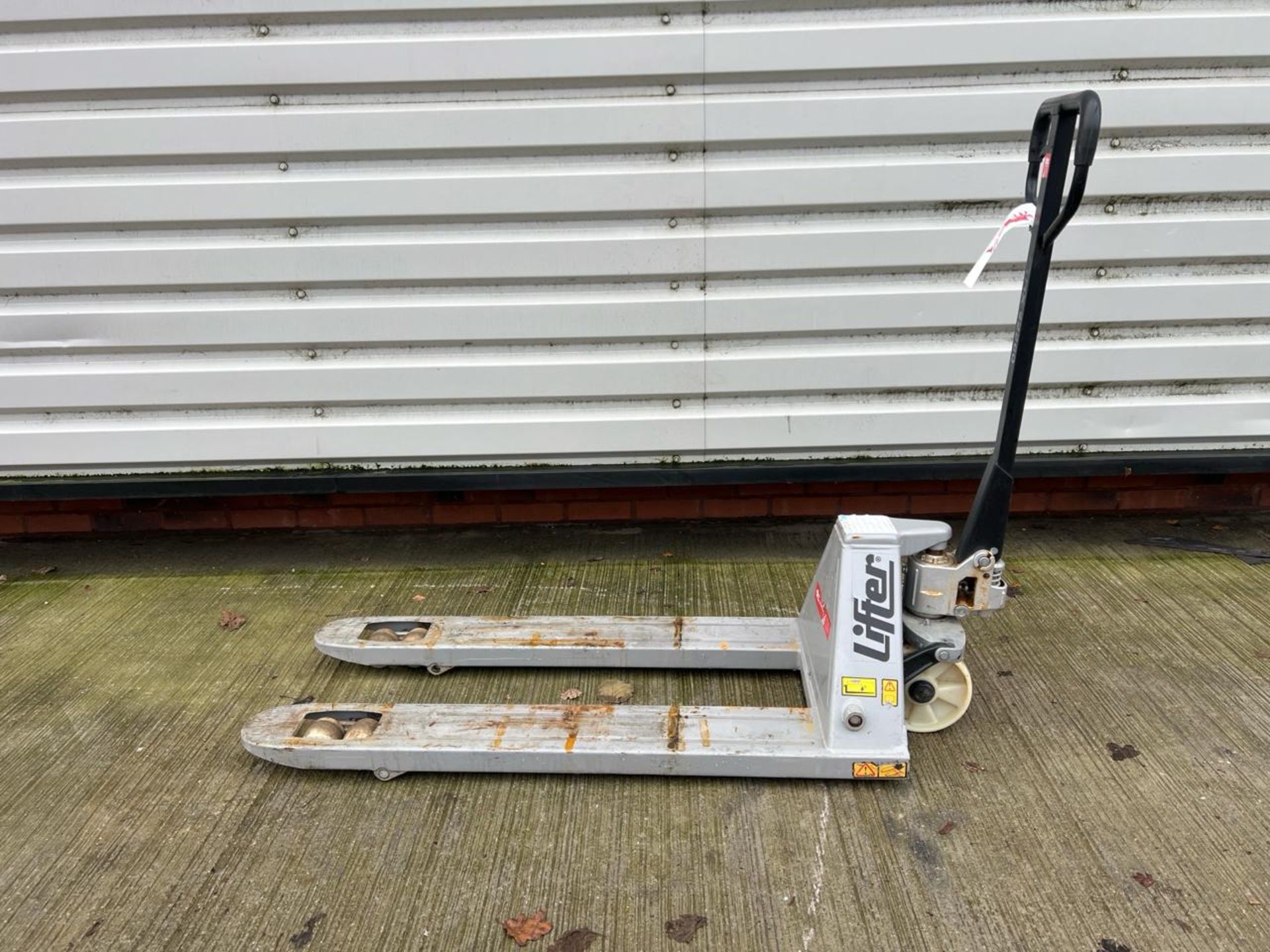 Manual Pallet Truck 2500kg THX22260 - No Reserve - Image 8 of 9