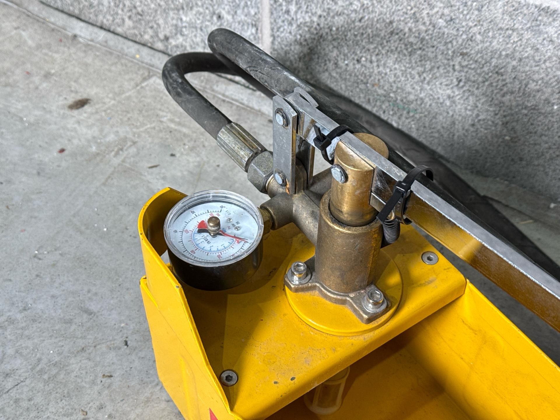 REMS Push Manual Pressure Pump - THX23995 - No Reserve - Image 3 of 5