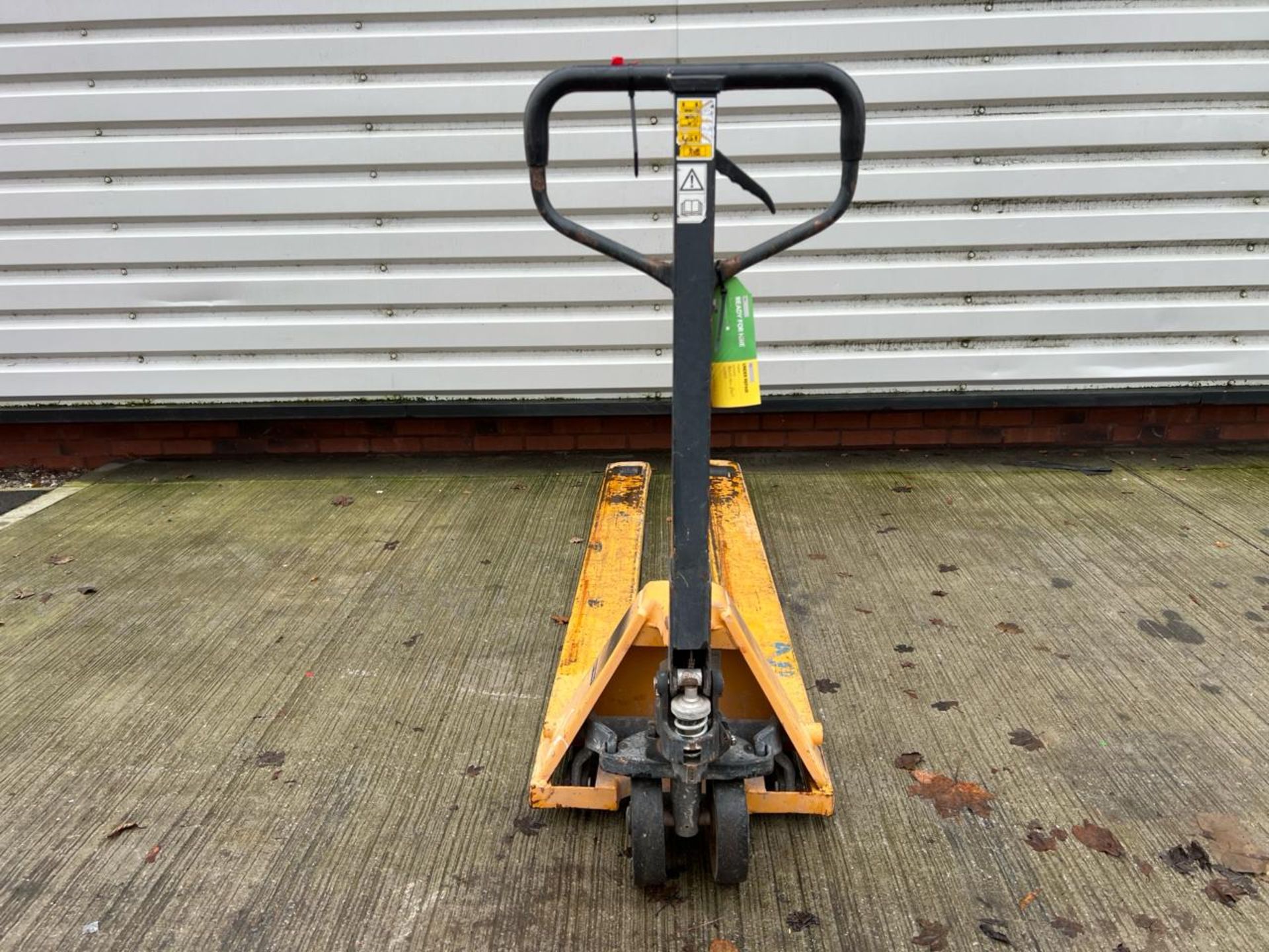 Manual Pallet Truck - 2000Kg - 2M. S/N: J22082934-1/070-THX15332 - No Reserve - Image 3 of 10