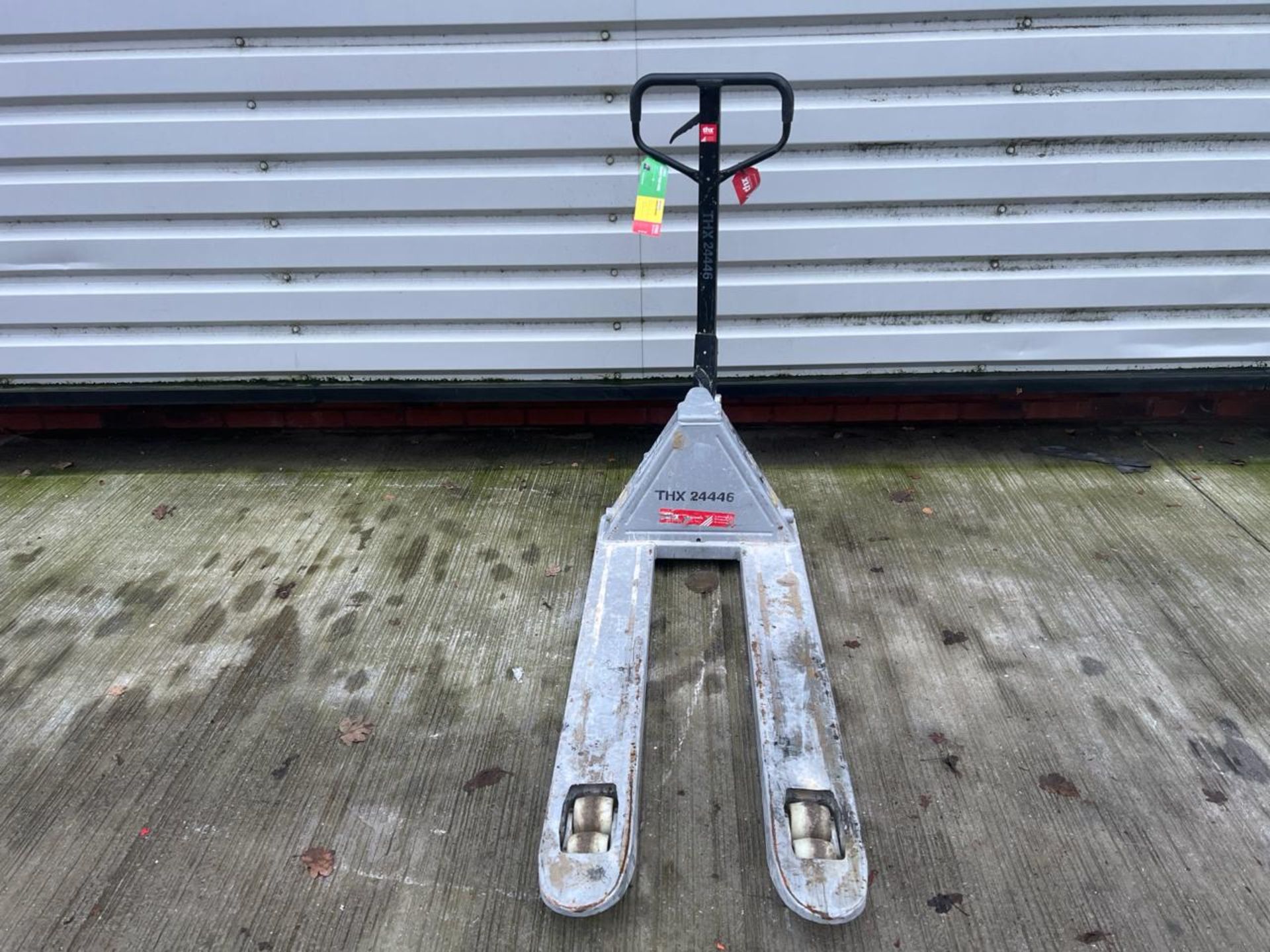 Pallet Truck 540Mm X 1150Mm 2500Kg. S/N: 41476-161-THX24446 - No reserve - Image 6 of 7