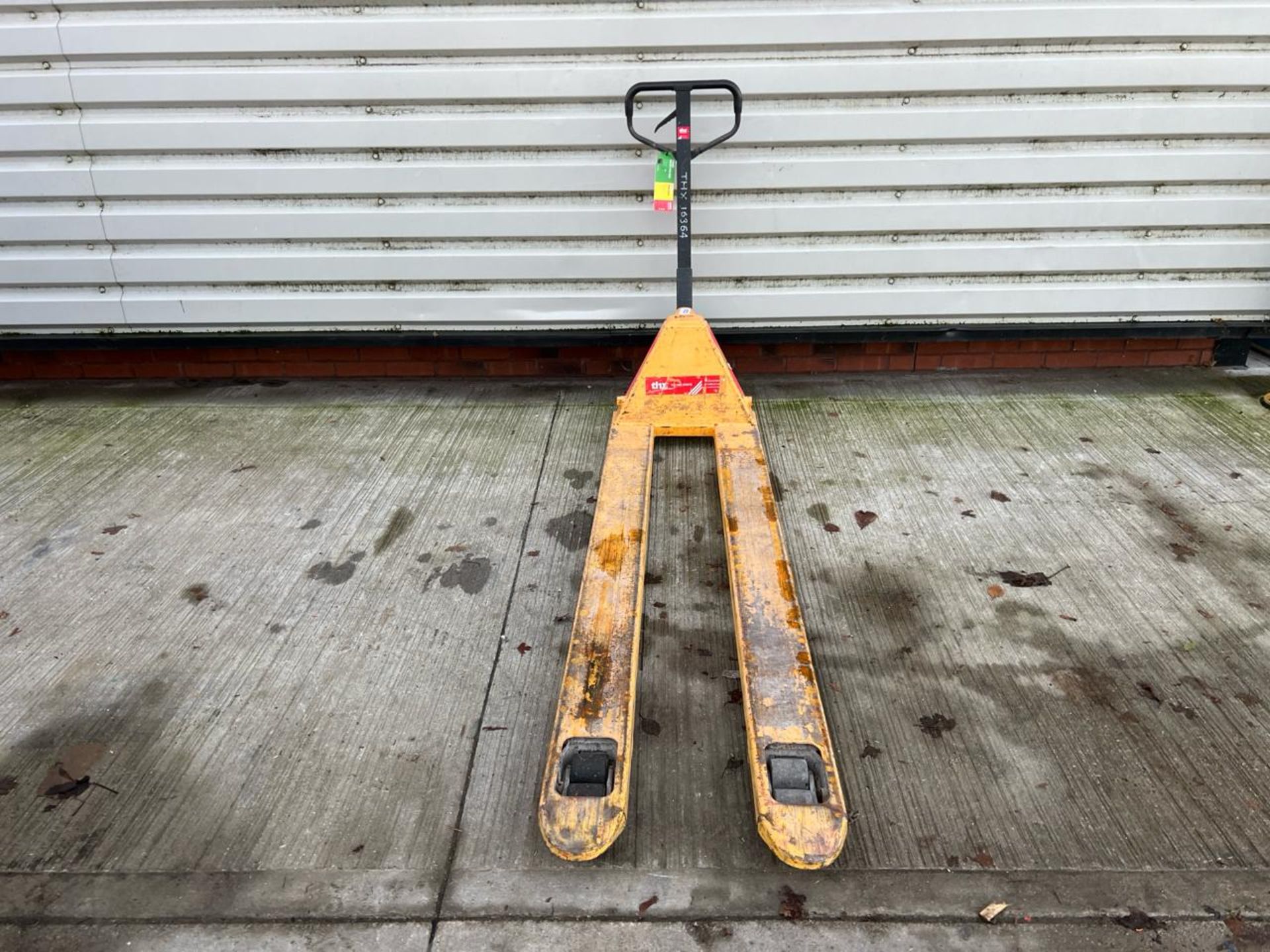 Manual Pallet Truck 2000kgTHX16364 - No Reserve - Image 8 of 10