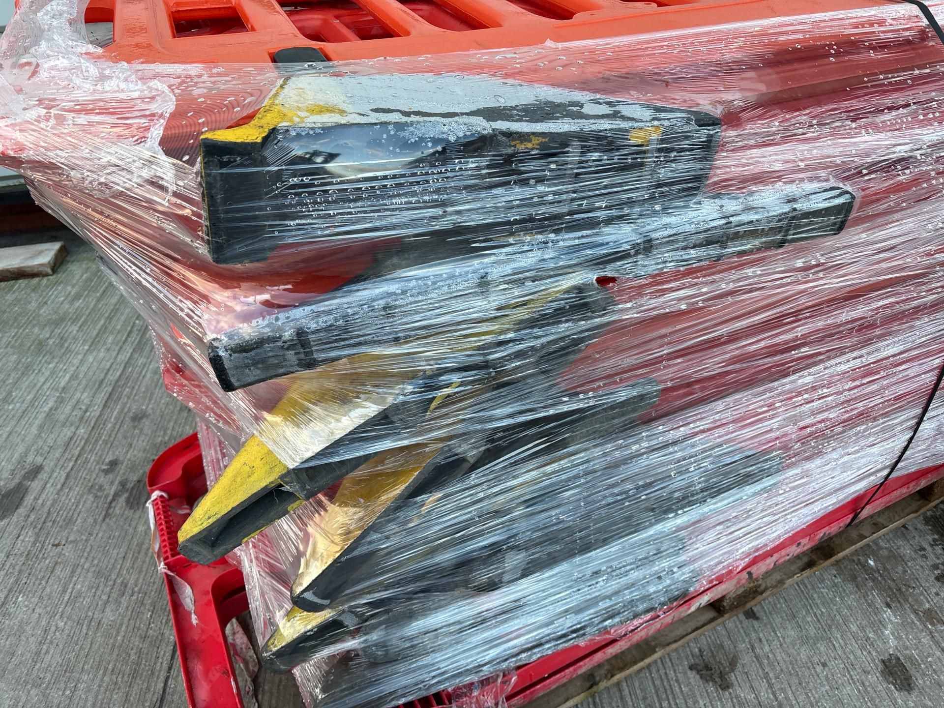 Pallet of Orange Plastic Saftey Barriers - No reserve - Image 4 of 7