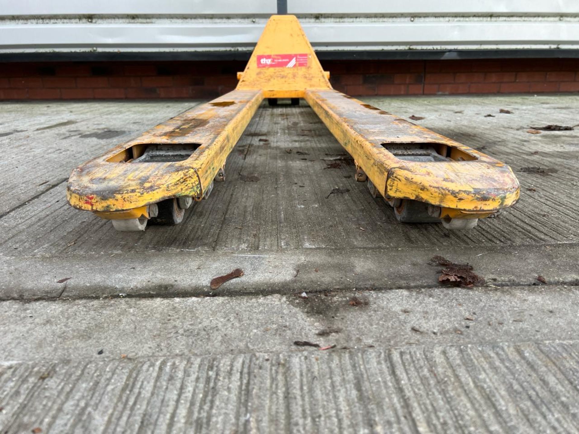 Manual Pallet Truck 2000kgTHX16364 - No Reserve - Image 10 of 10