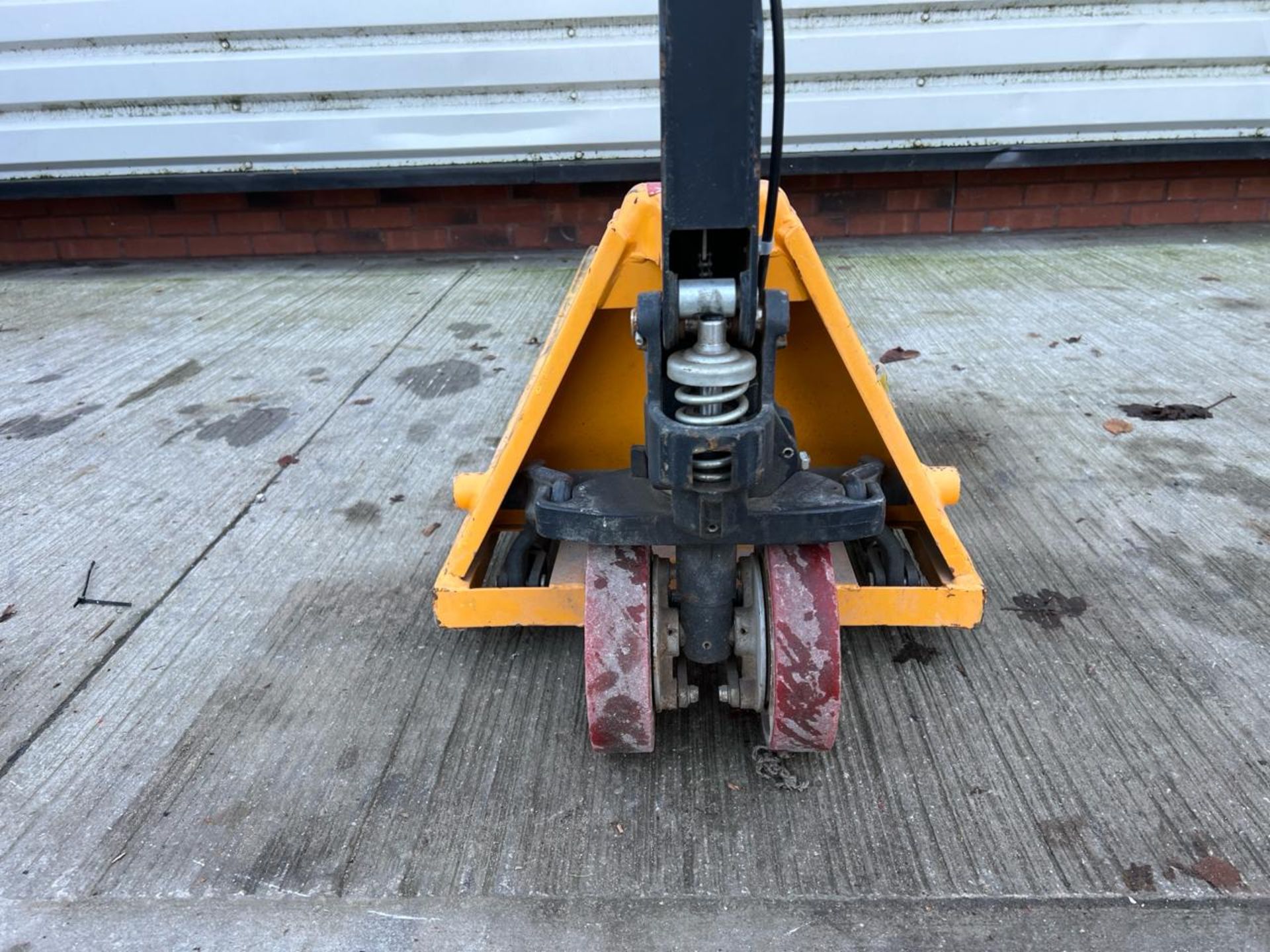 Manual Pallet Truck - 2000Kg - 2M - Braked. S/N: J23052934-3/050-THX17108 - No Reserve - Image 6 of 10