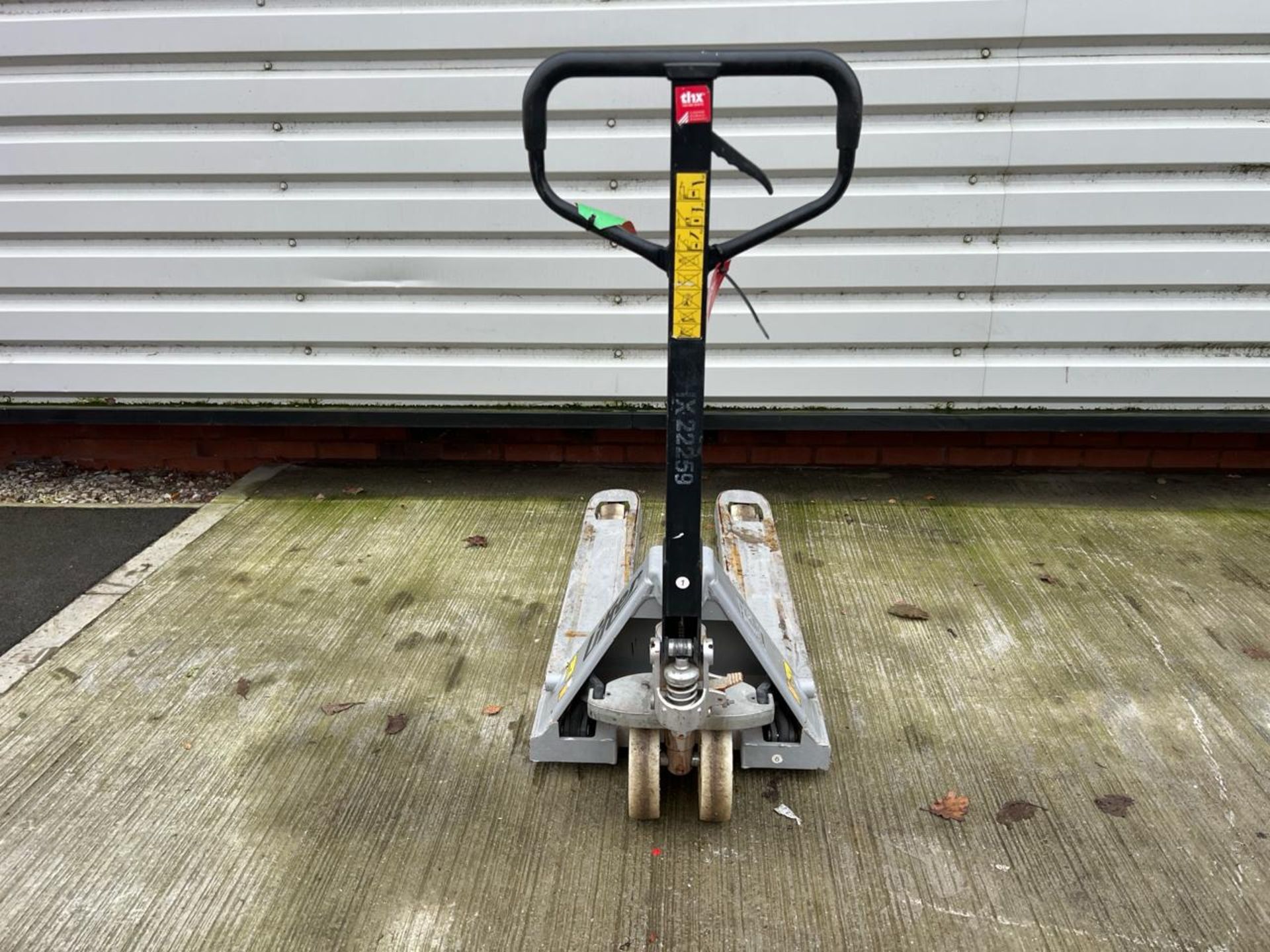 Manual Pallet Truck THX22259 - No reserve - Image 4 of 7