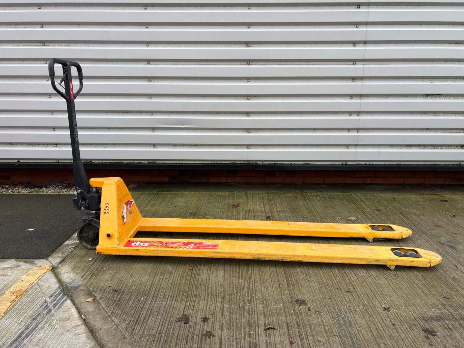 Manual Pallet Truck - 2000Kg - 2M. S/N: J24022934-2/037-THX22105 - No Reserve - Image 2 of 7