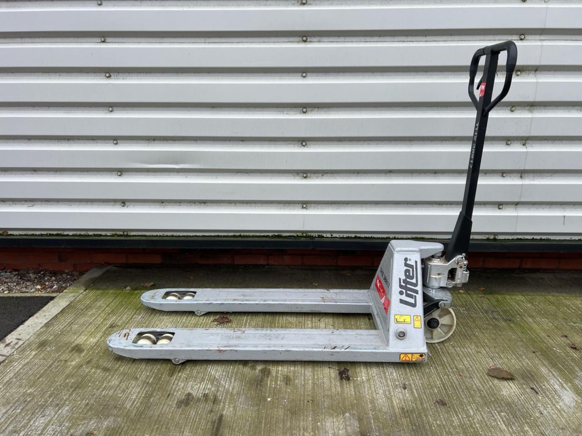 Manual Pallet Truck THX28817 - No reserve - Image 4 of 6
