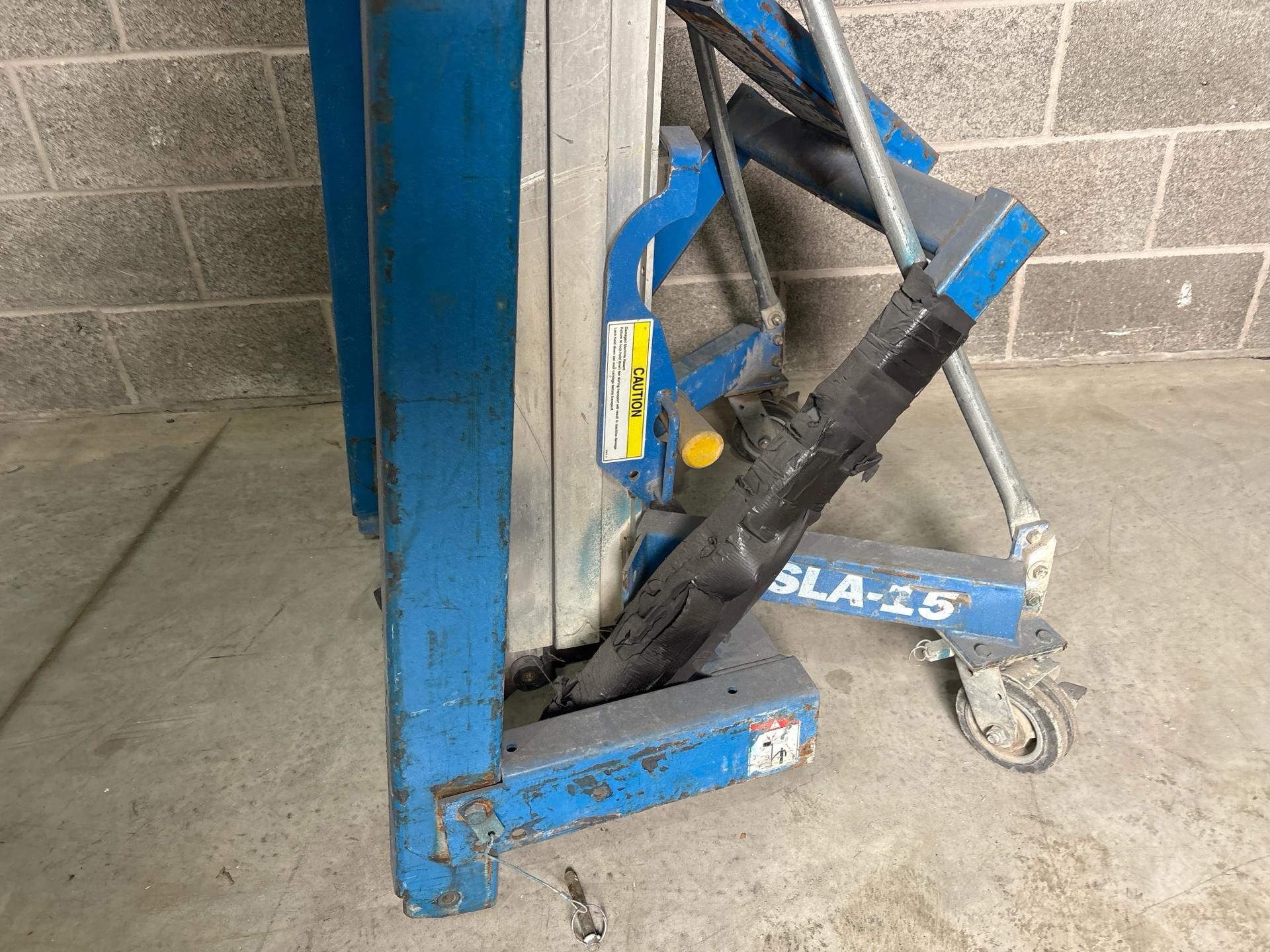 Genie Materials Handling Lift SLA-15 - THX4109 - No Reserve - Image 4 of 11