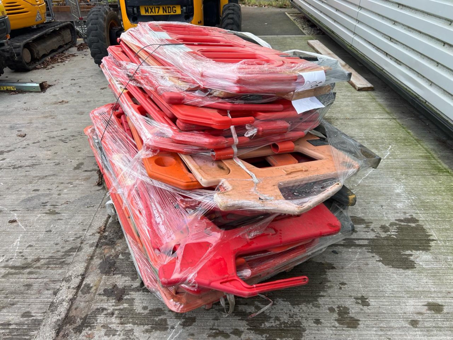 Pallet of Orange Plastic Saftey Barriers - No reserve - Image 2 of 5