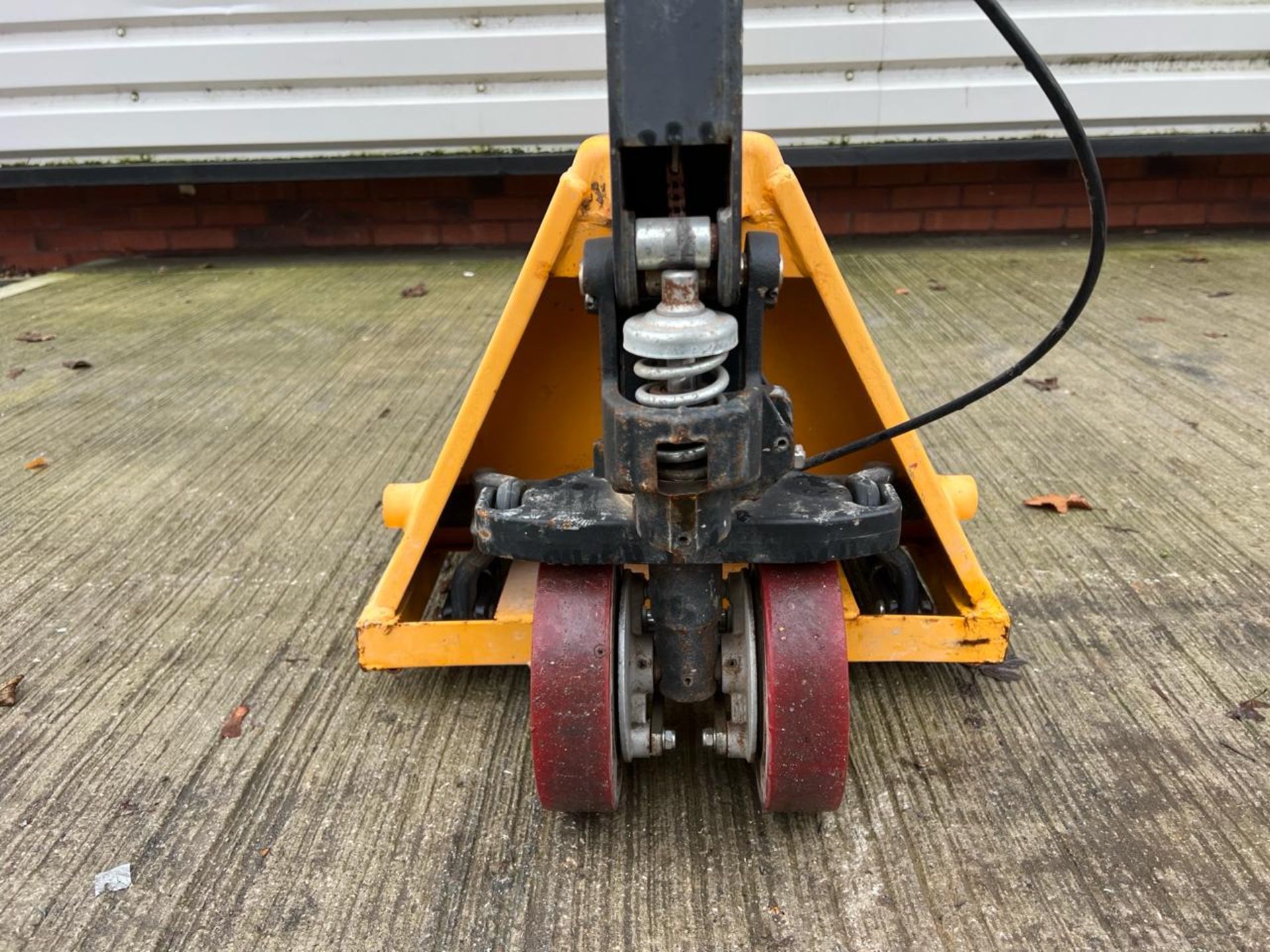 Manual Pallet Truck - 2000Kg - 2M - Braked. S/N: J23082934-1/026-THX17567 - No Reserve - Image 5 of 10