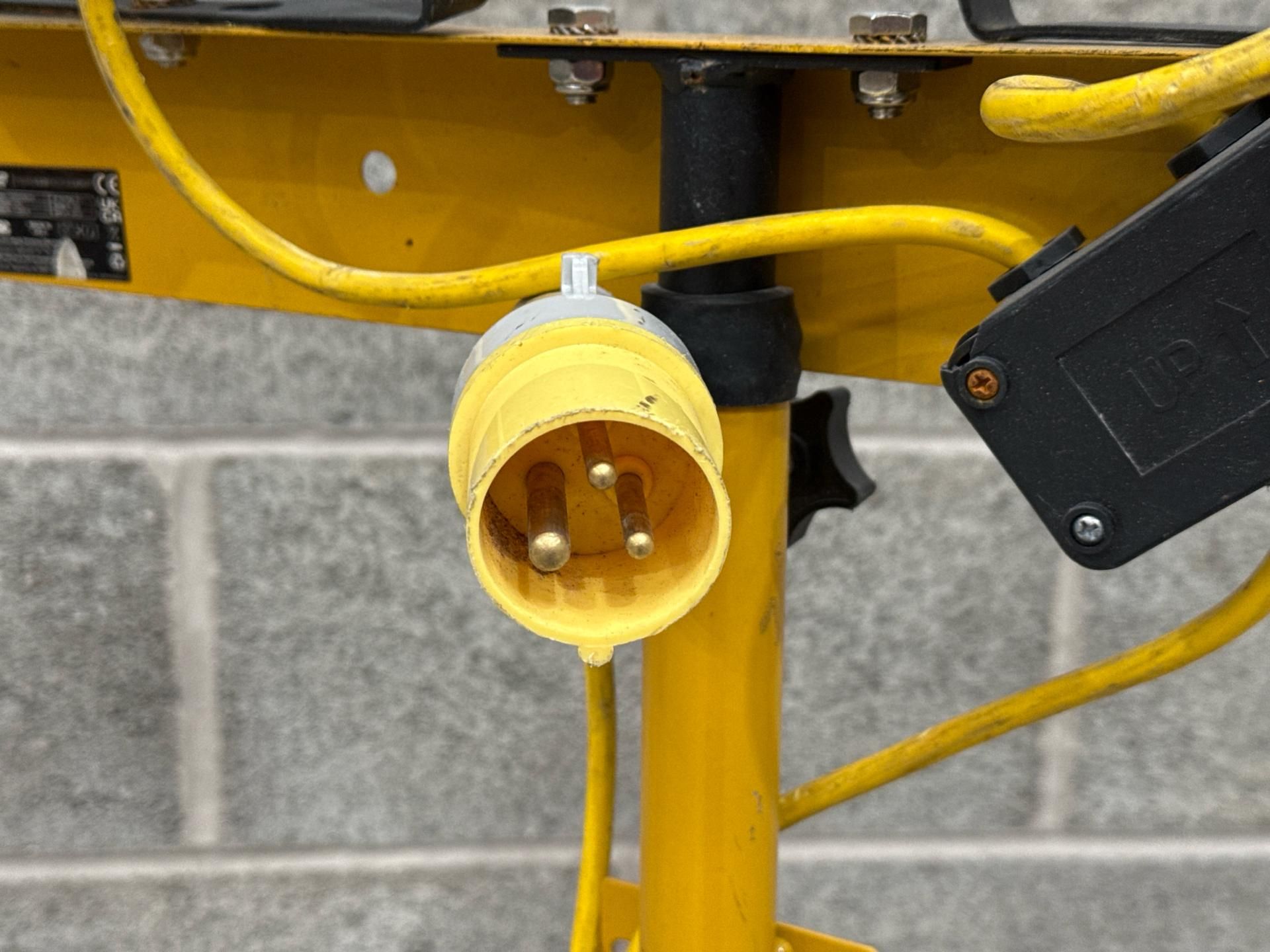 V Twin Head Led With Power Take Off - Thx18972 - No Reserve - Image 5 of 9