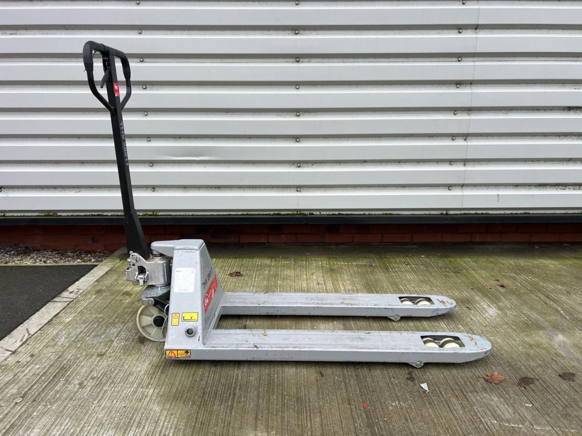 Manual Pallet Truck THX28817 - No reserve - Image 2 of 6