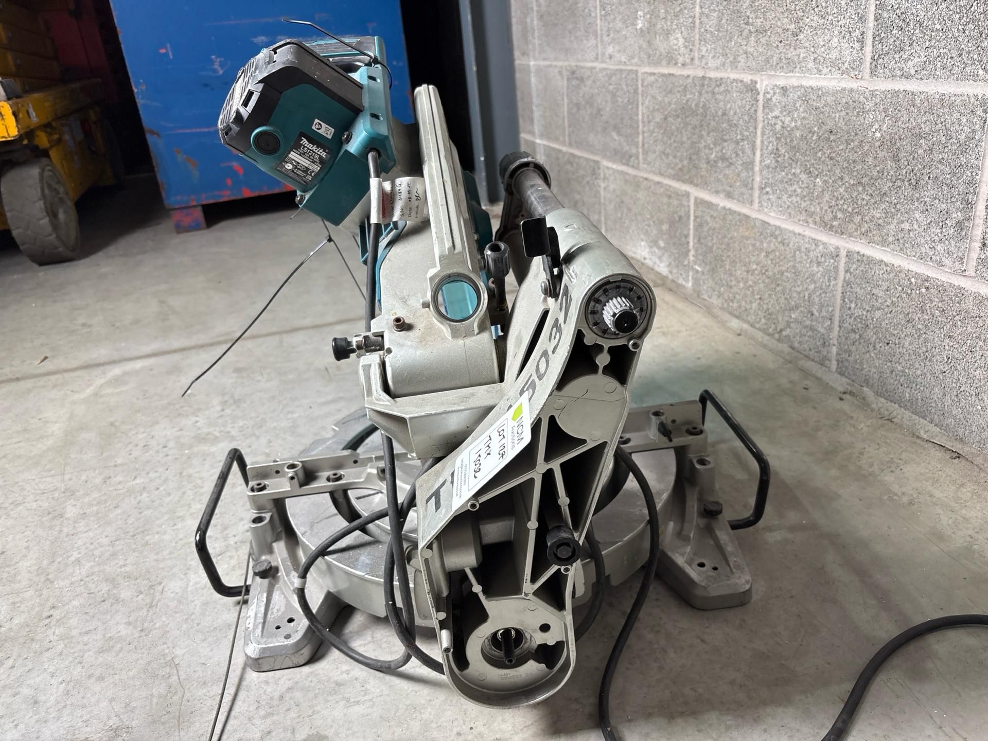 Makita Telescopic Compound Mitre Saw 305Mm 12" -THX15032 - No Reserve - Image 7 of 9