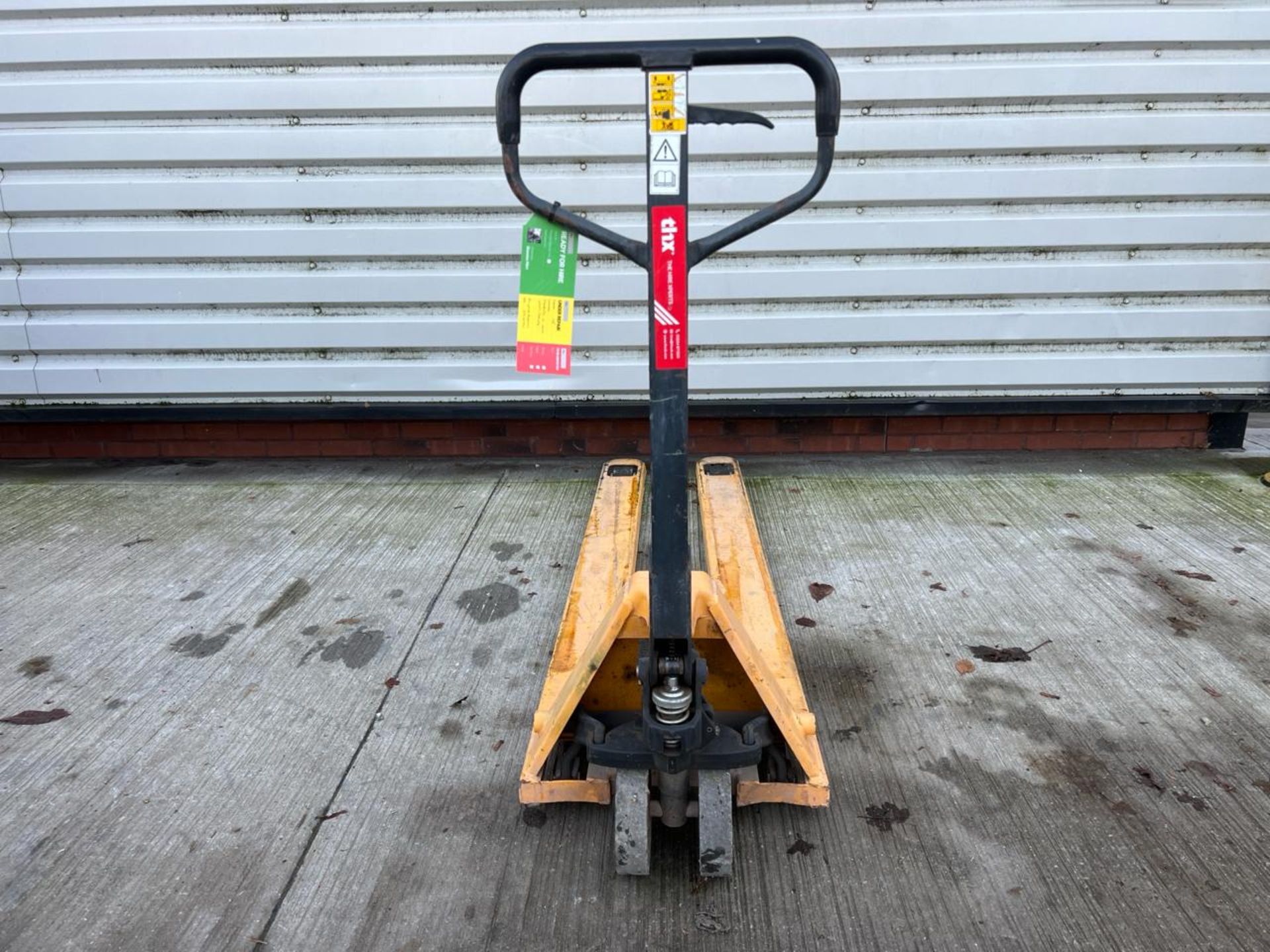 Manual Pallet Truck 2000kg THX16367 - No Reserve - Image 2 of 8