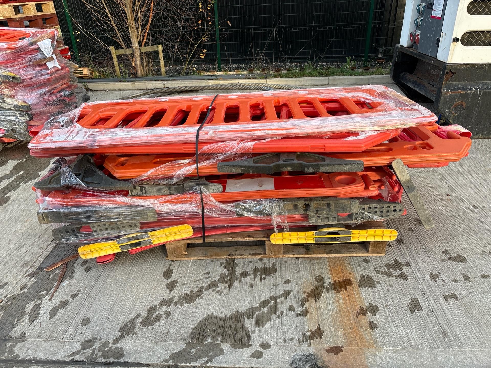 Pallet of Orange Plastic Saftey Barriers - No reserve