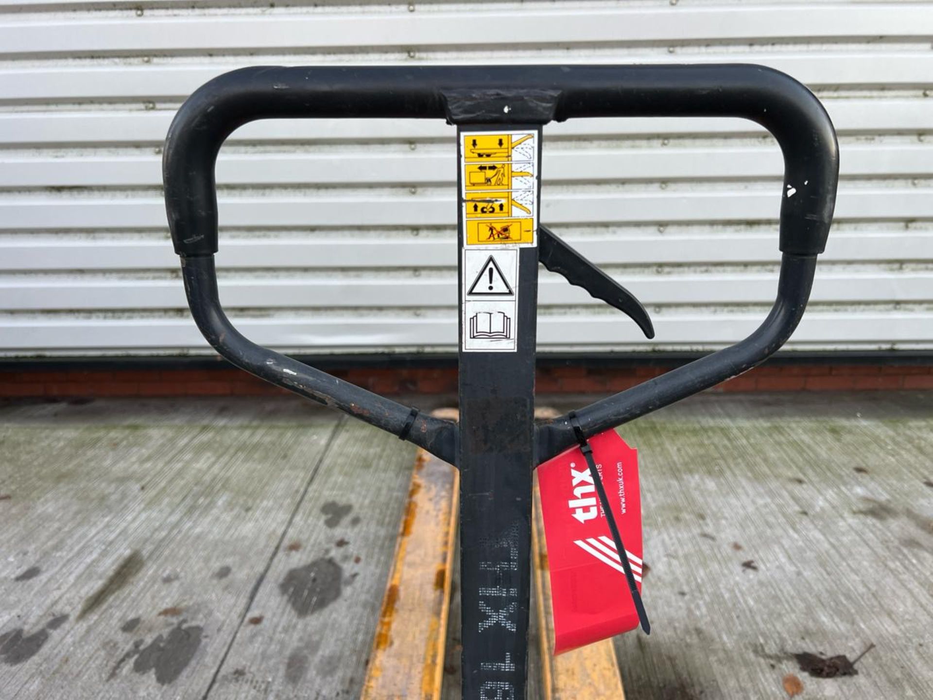 Manual Pallet Truck 2000kgTHX16364 - No Reserve - Image 3 of 10