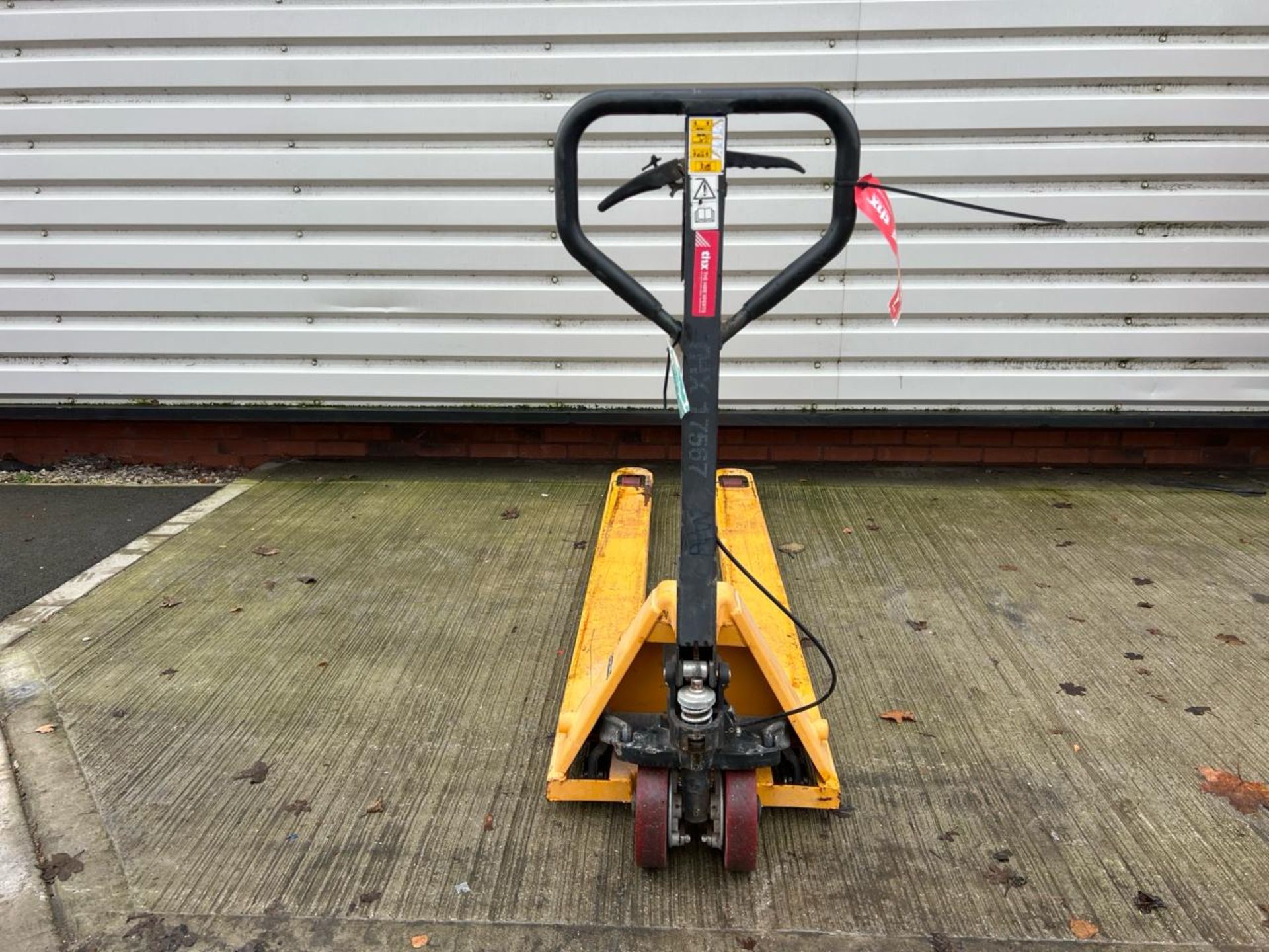 Manual Pallet Truck - 2000Kg - 2M - Braked. S/N: J23082934-1/026-THX17567 - No Reserve - Image 3 of 10