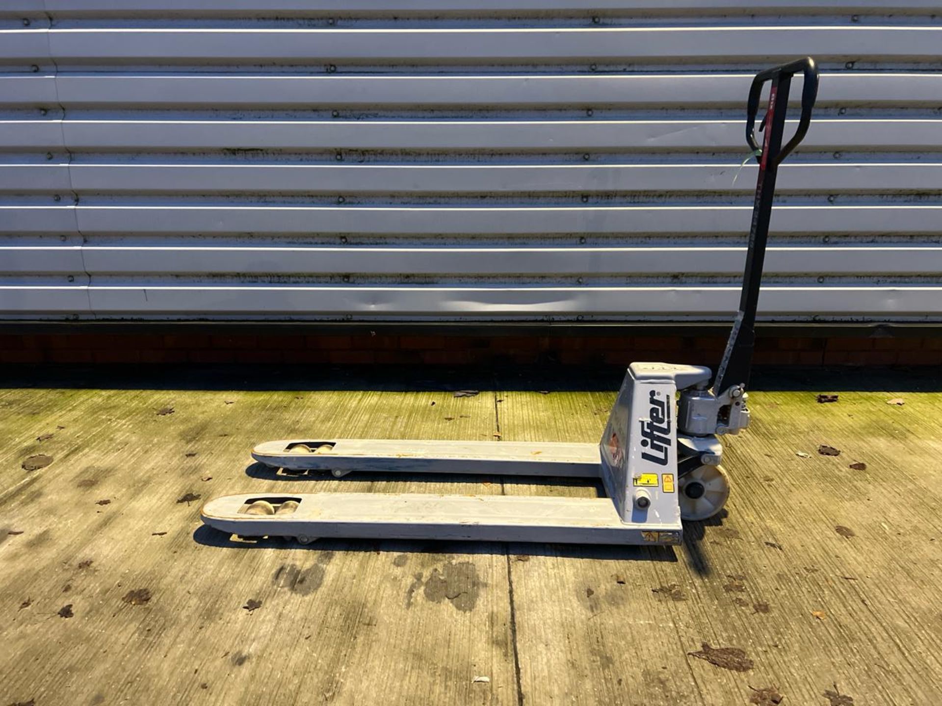 Manual Pallet Truck THX24785 - No reserve - Image 4 of 6