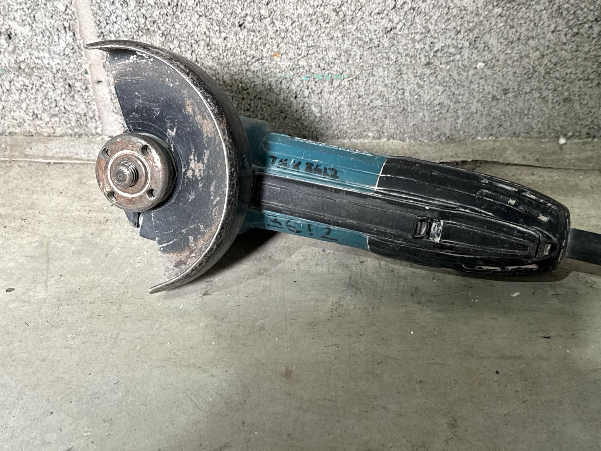 Makita Angle Grinder And Chuck - THX3612 - No Reserve - Image 2 of 4