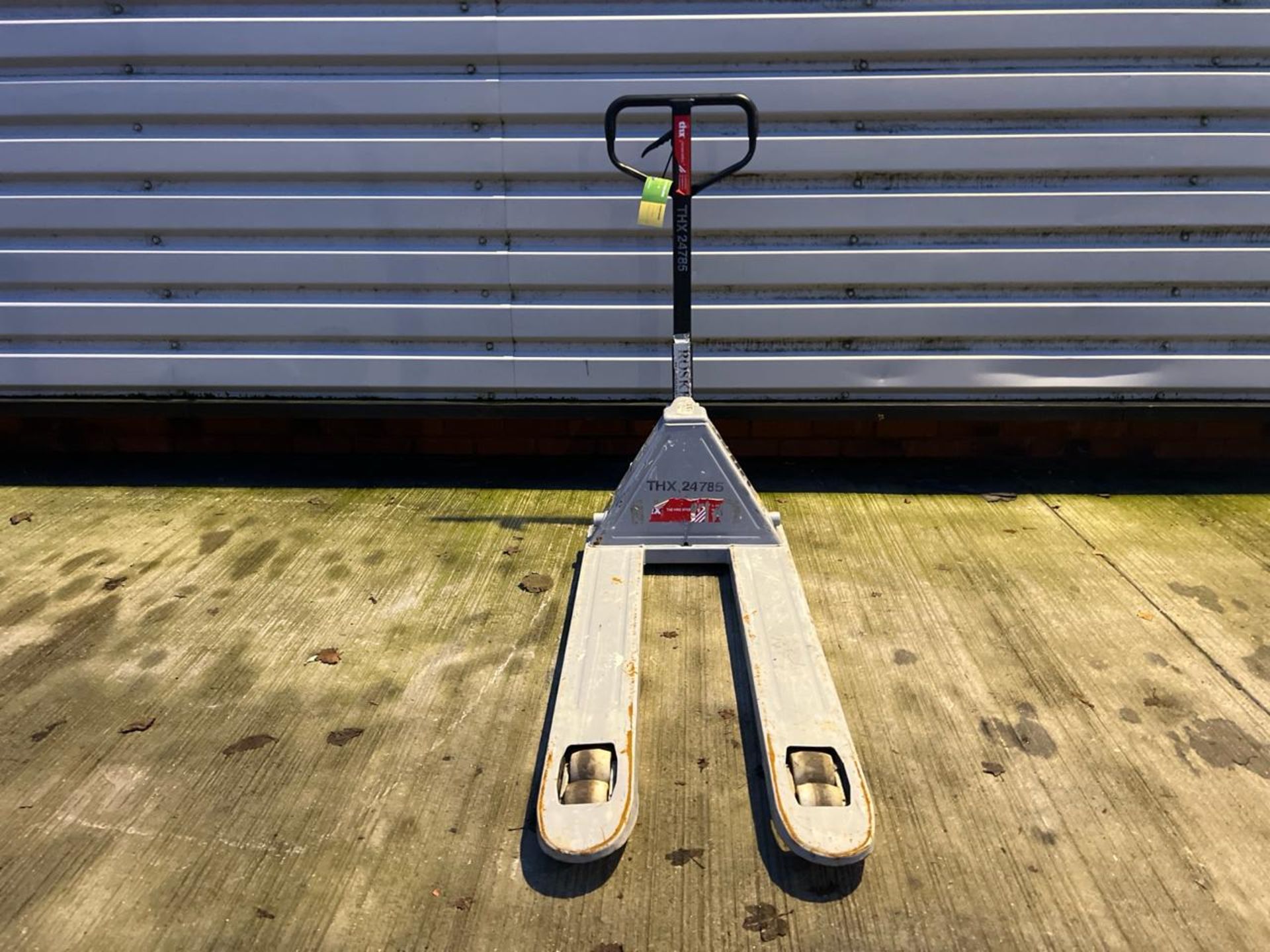 Manual Pallet Truck THX24785 - No reserve - Image 5 of 6