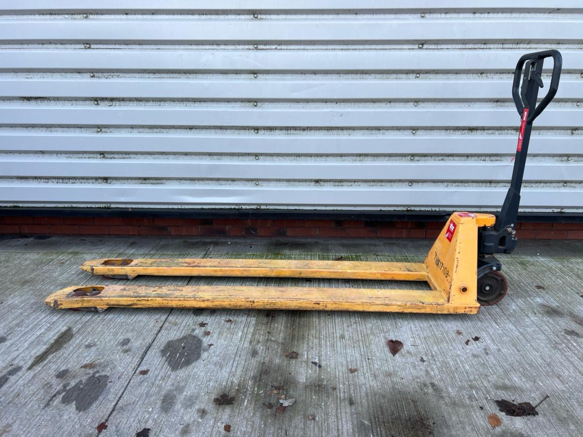 Manual Pallet Truck - 2000Kg - 2M - Braked. S/N: J23052934-3/050-THX17108 - No Reserve - Image 8 of 10