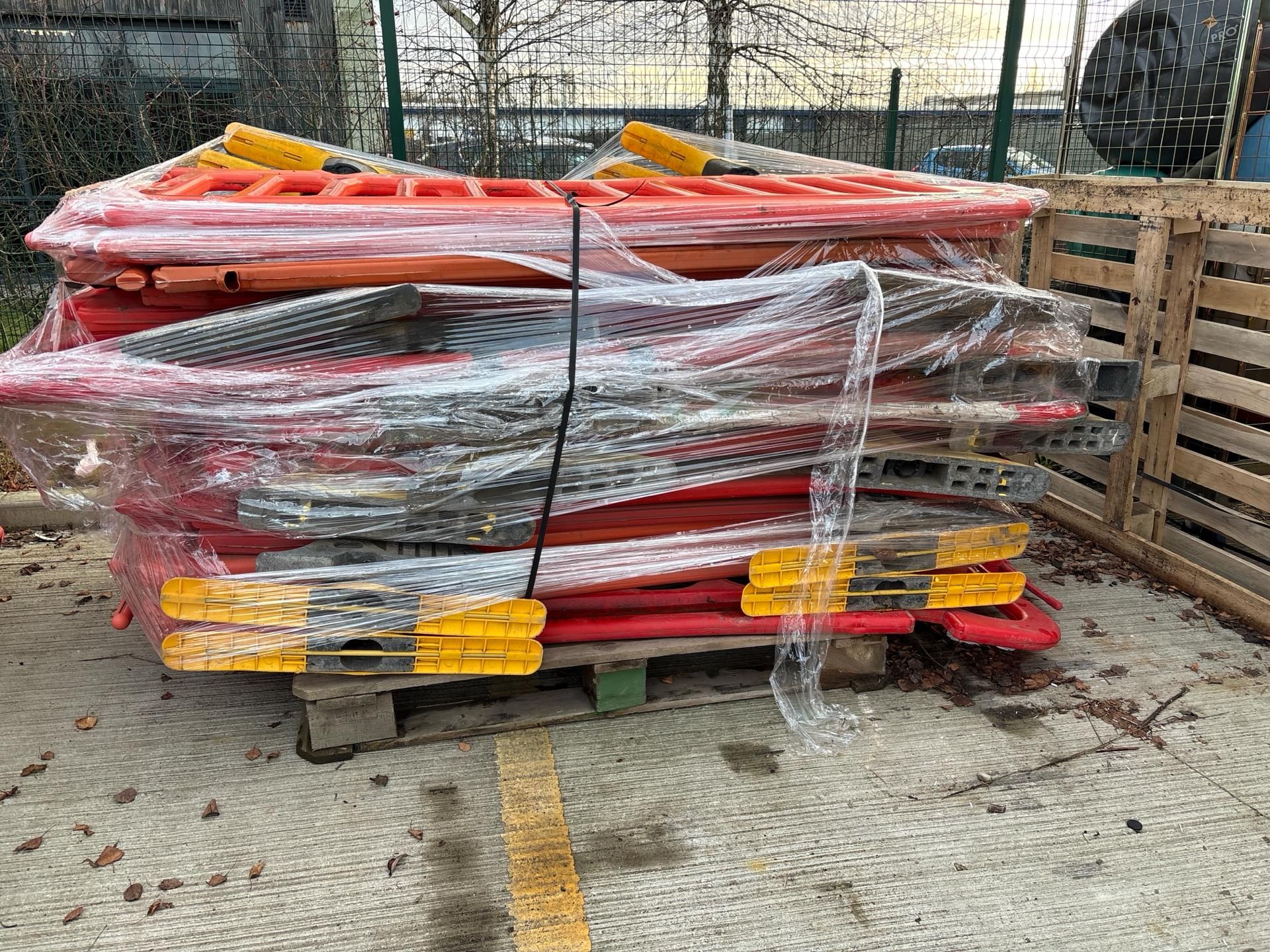 Pallet of Orange Plastic Saftey Barriers - No reserve - Image 3 of 6