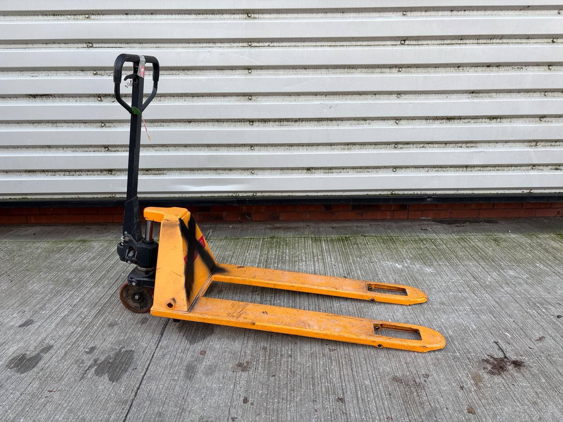 Slim Line Manual Pallet Truck - 1500Kg - 1.15M. S/N: J22022934-1/260-THX18756 - No reserve