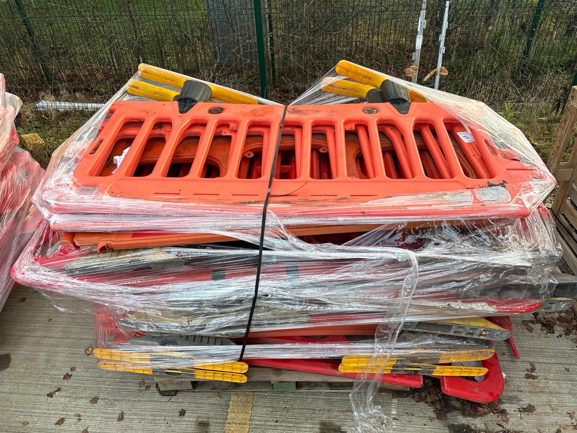 Pallet of Orange Plastic Saftey Barriers - No reserve - Image 4 of 6