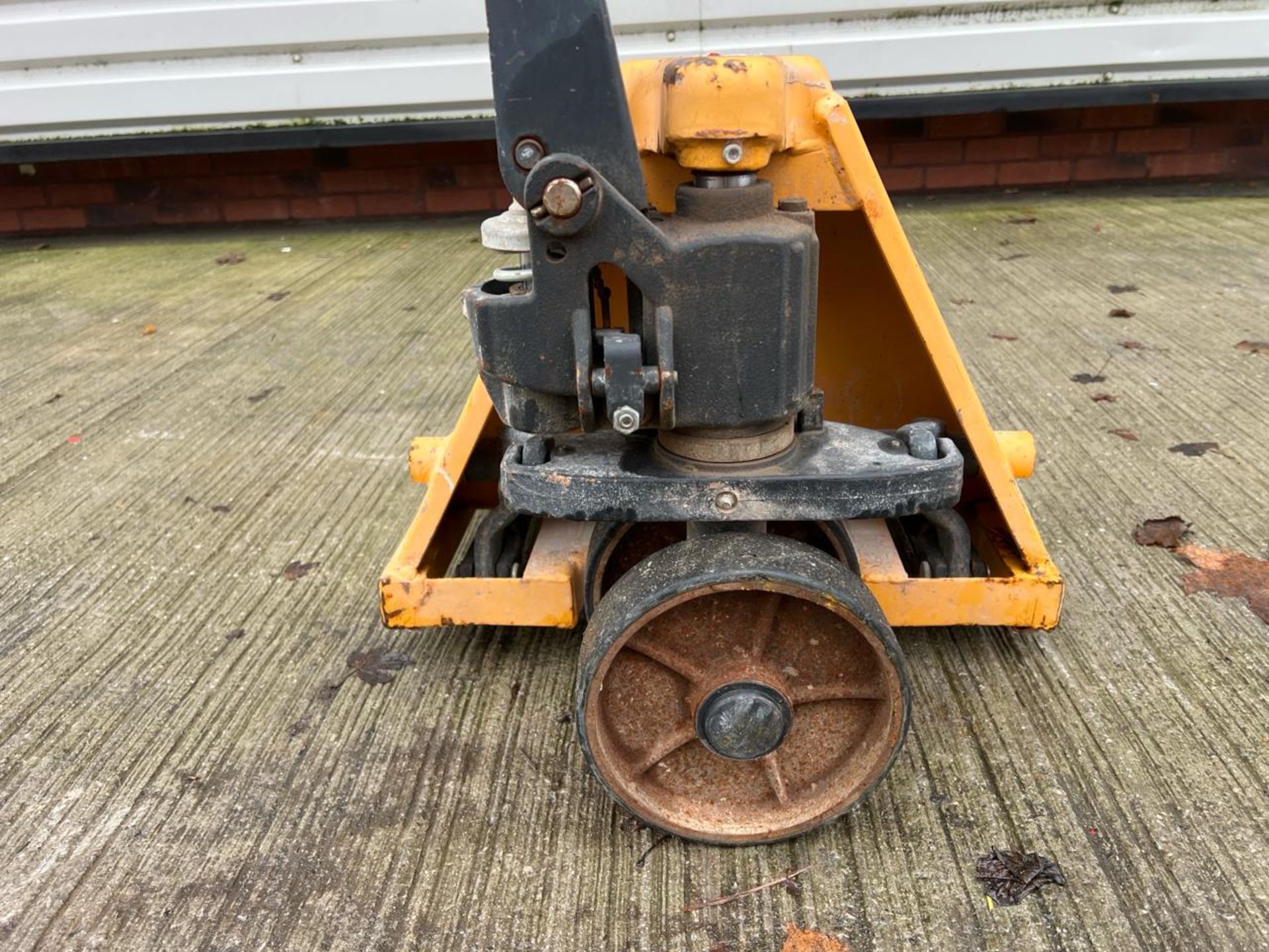 Manual Pallet Truck - 2000Kg - 2M. S/N: J22082934-1/070-THX15332 - No Reserve - Image 5 of 10