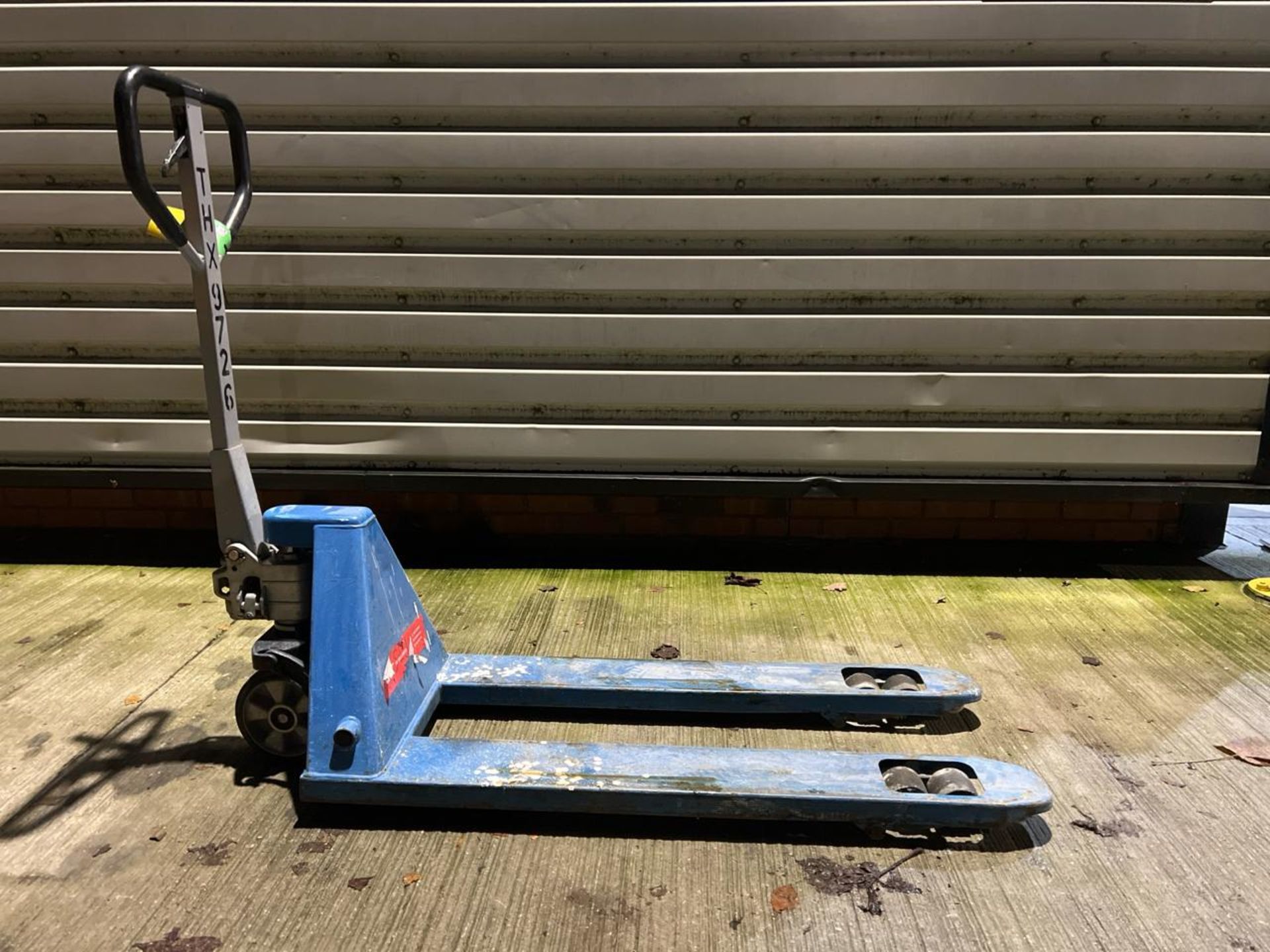 Manual Pallet Truck THX9726 - No reserve - Image 2 of 7