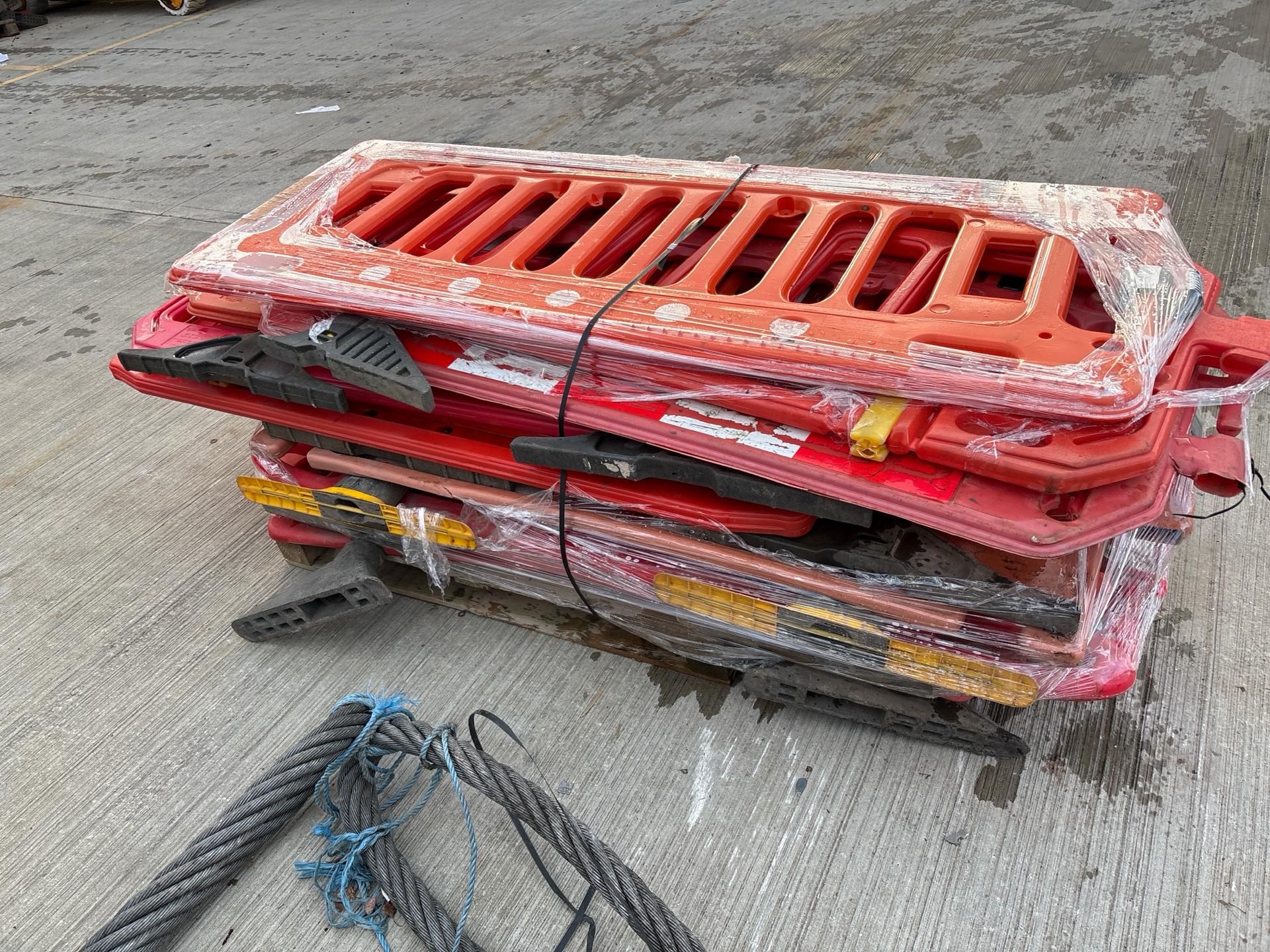 Pallet of Orange Plastic Saftey Barriers - No reserve - Image 6 of 6
