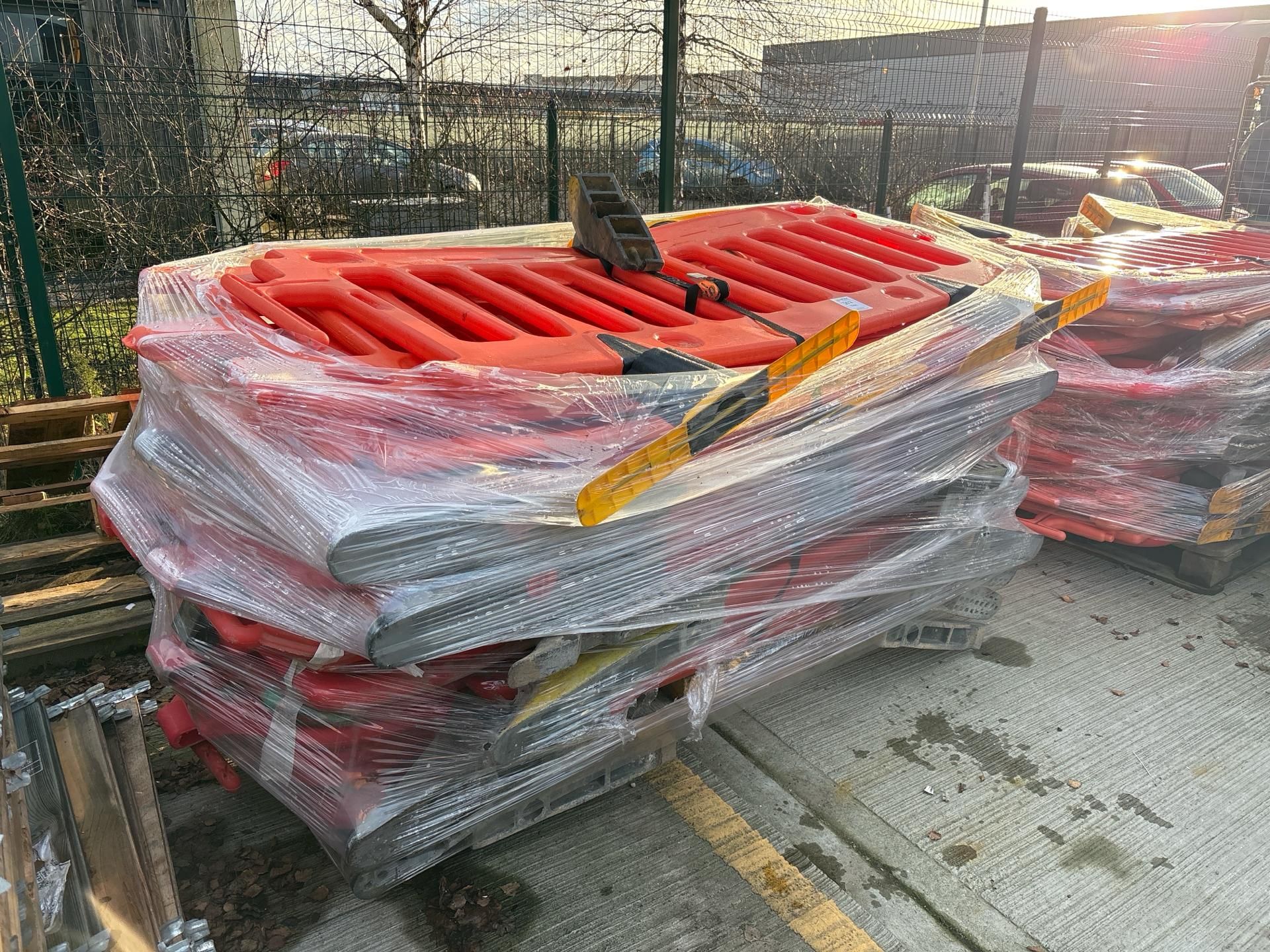 Pallet of Orange Plastic Saftey Barriers - No reserve - Image 4 of 6