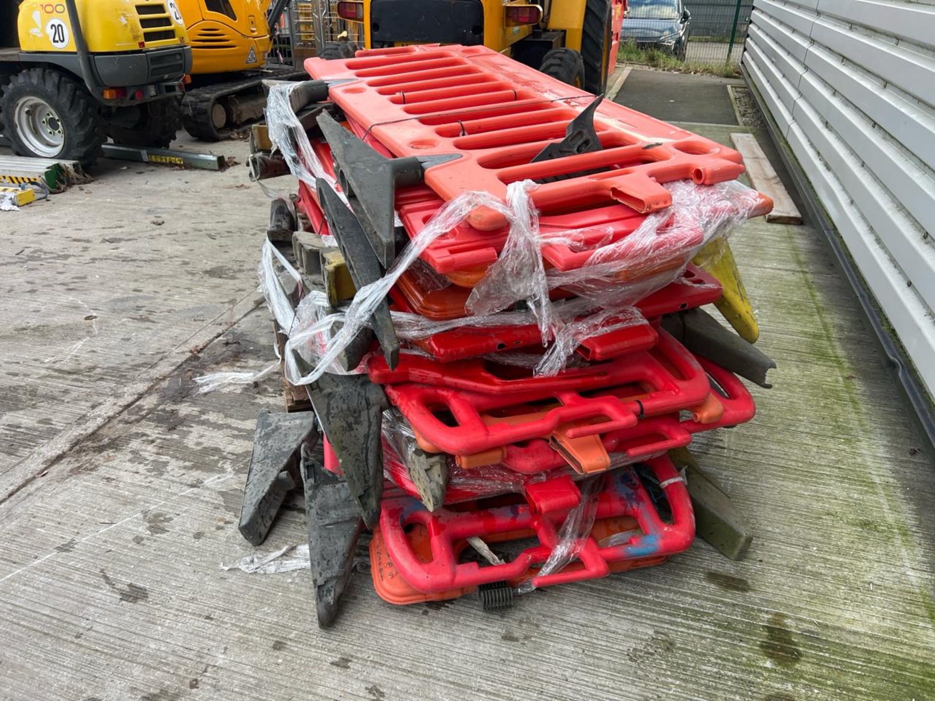 Pallet of Orange Plastic Saftey Barriers - No reserve - Image 2 of 5