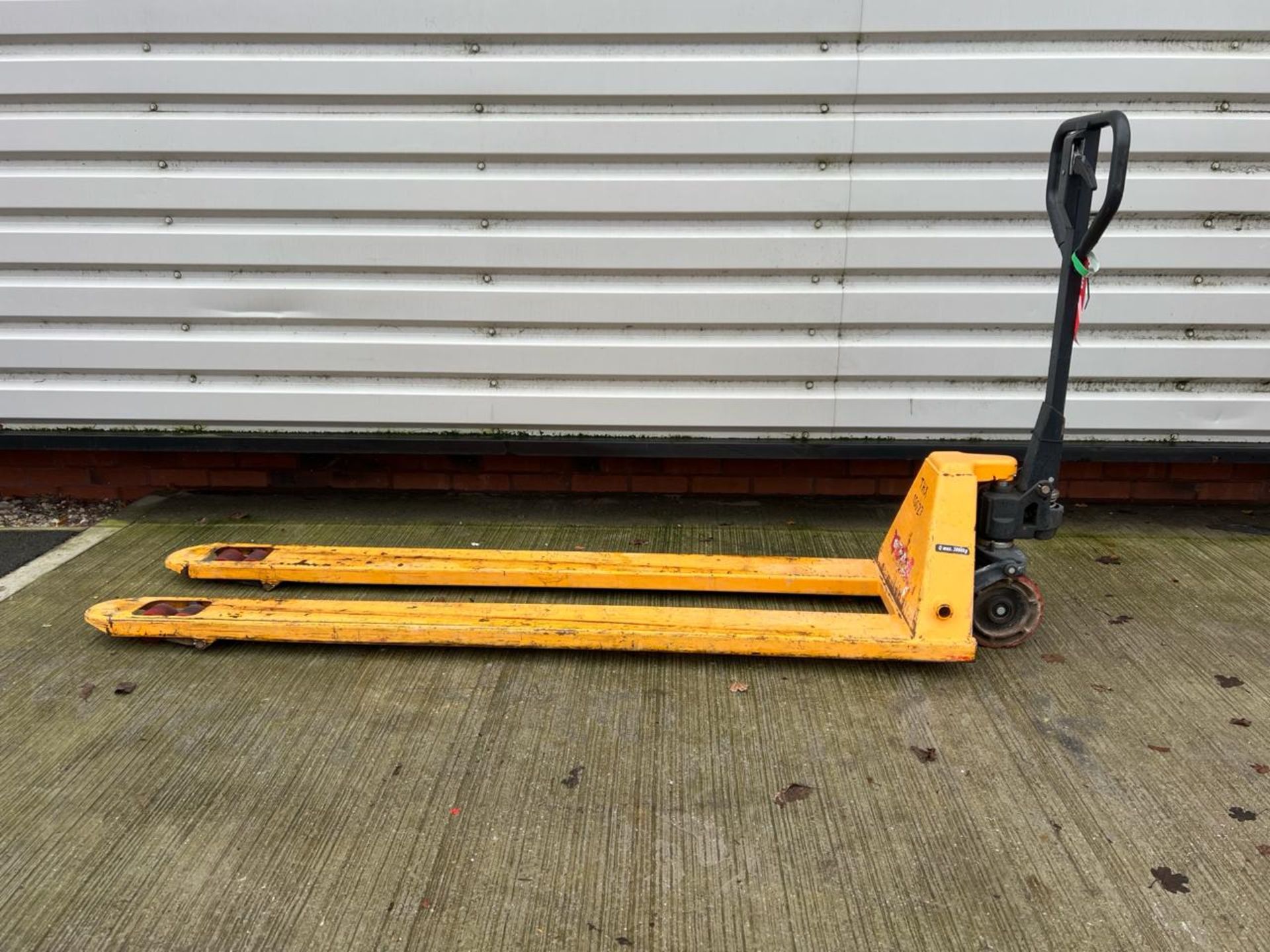 Manual Pallet Truck - 2000Kg - 2M - Braked. S/N: J22102934-1/076-THX15627 - No Reserve - Image 6 of 10