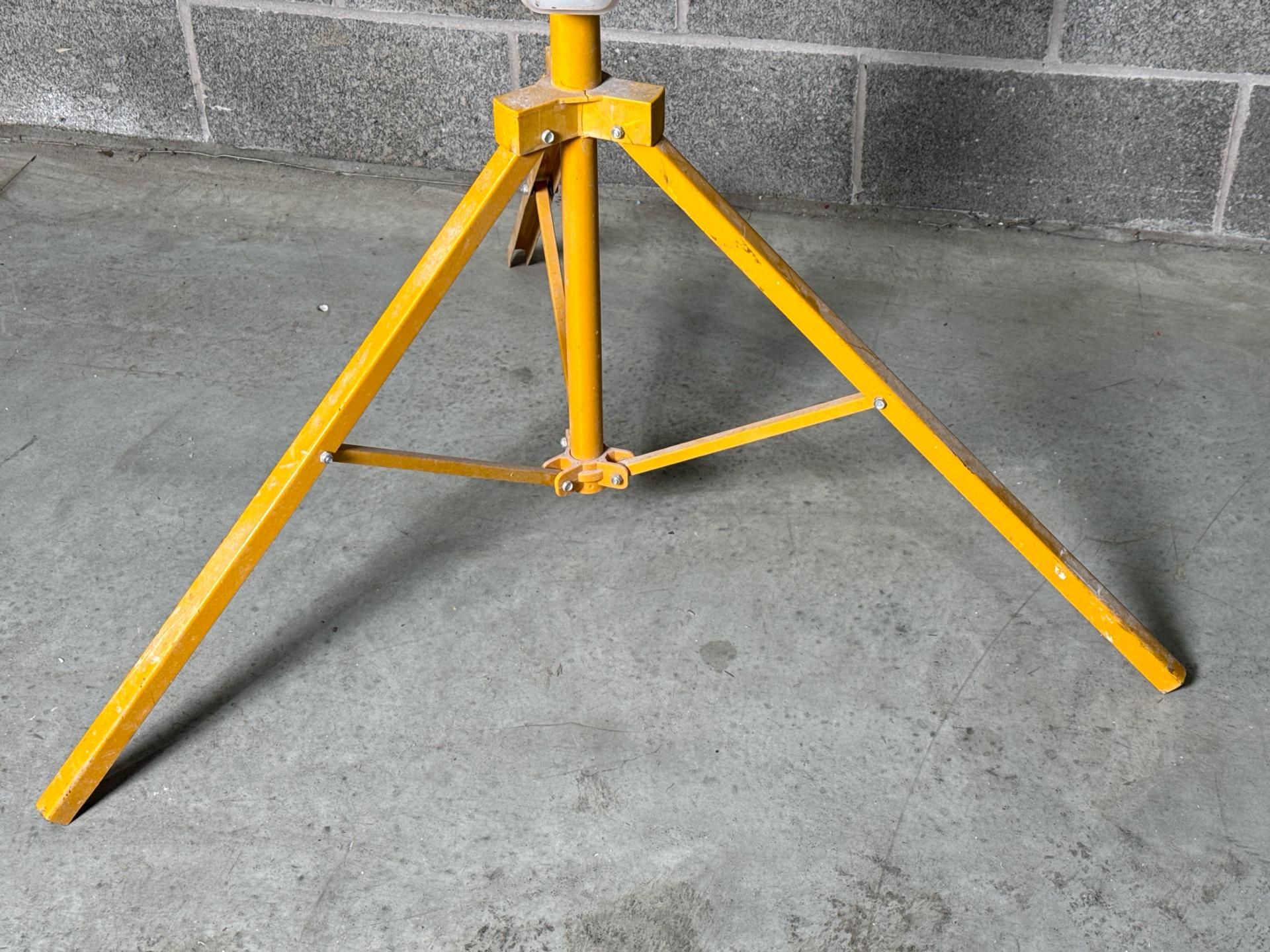 5FT LED Retractable Leg Plasterers Light - THX18106 - No reserve - Image 2 of 6