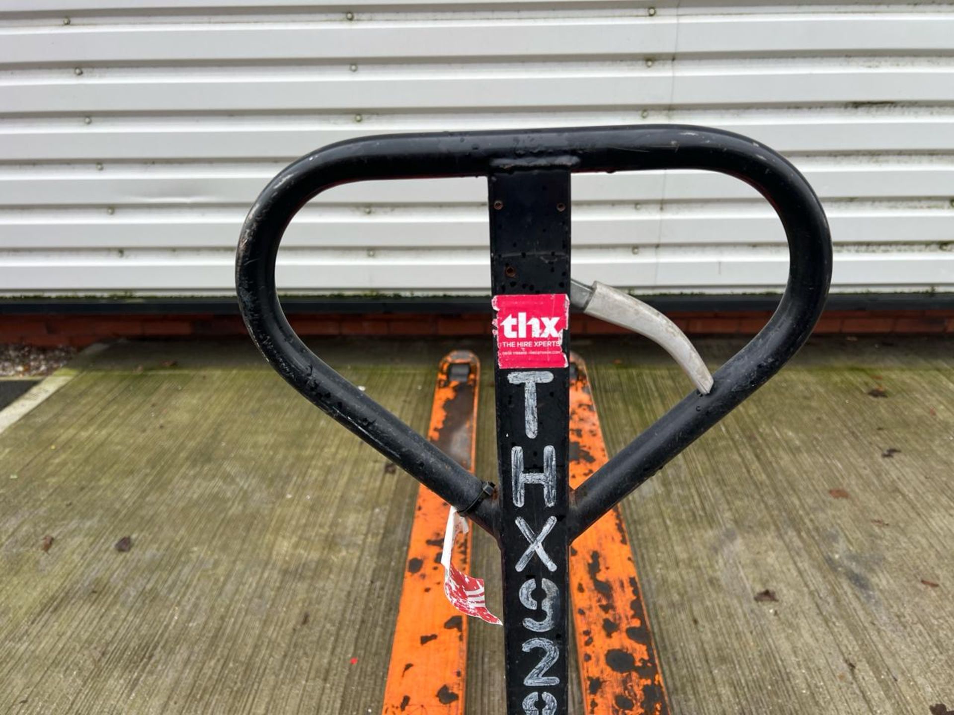 Manual Pallet Truck THX9288 - No Reserve - Image 4 of 11