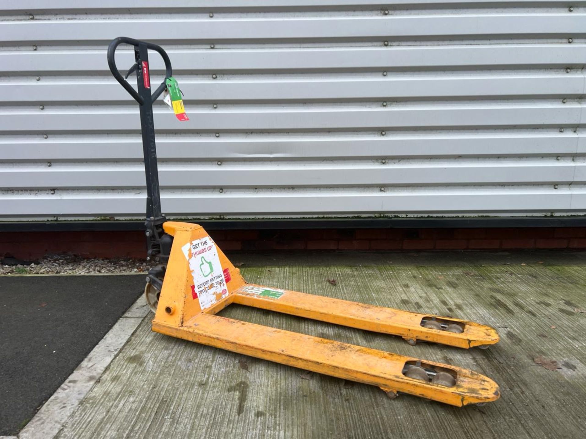 Pallet Truck 540Mm X 1150Mm 2500Kg. S/N: J23082934-1/330-THX17516 - No reserve