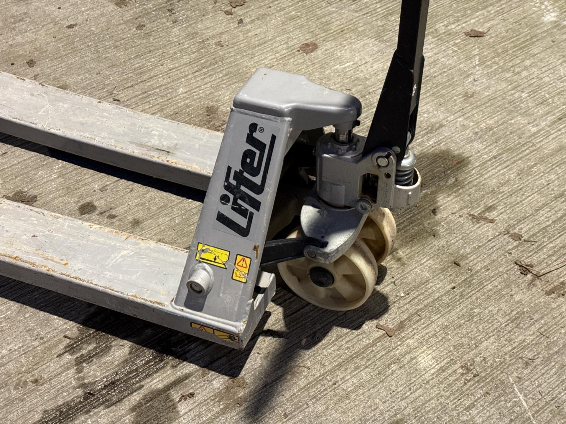 Lifter Grey Pallet Truck - THX25699 - No Reserve - Image 3 of 5