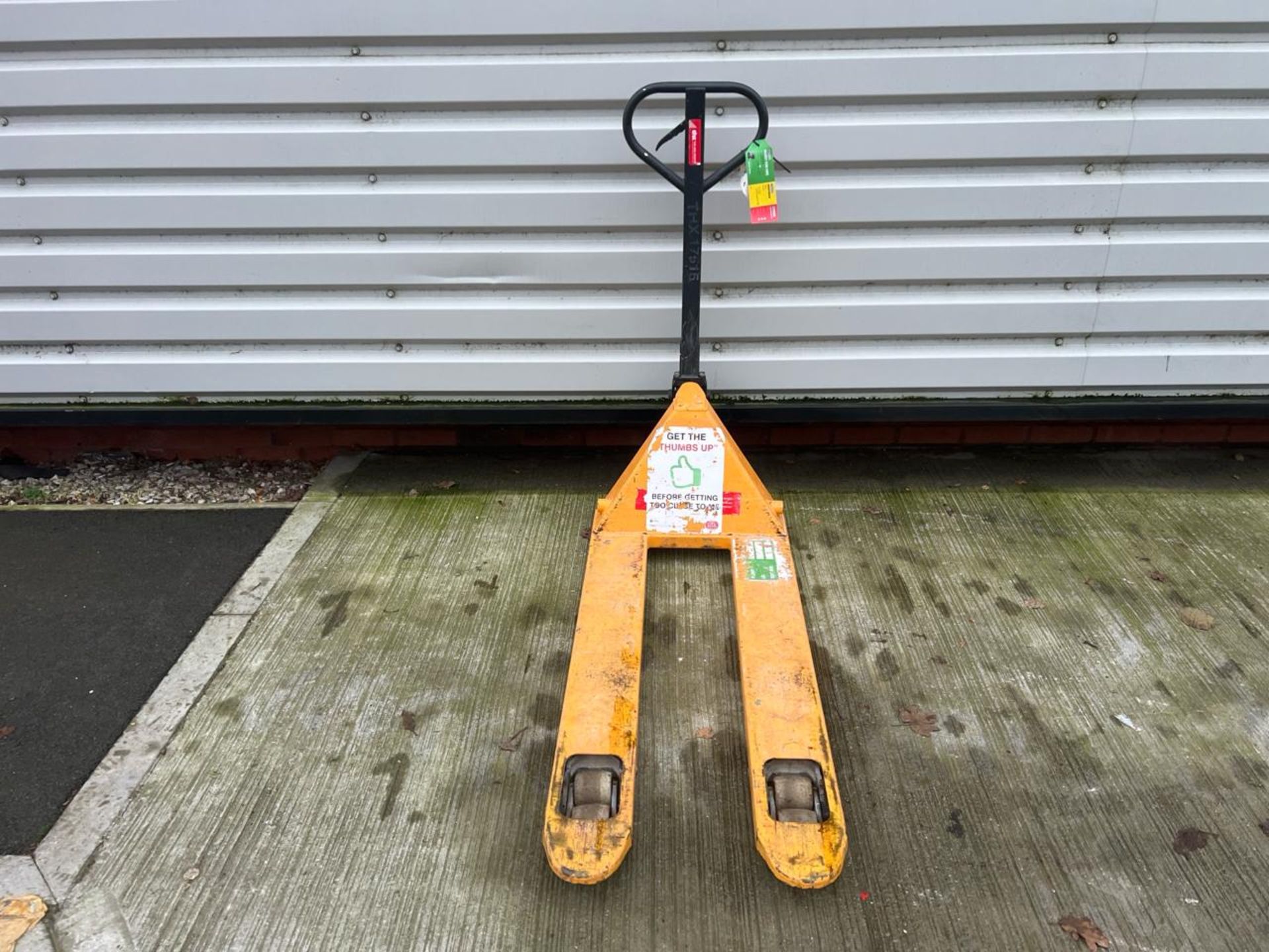 Pallet Truck 540Mm X 1150Mm 2500Kg. S/N: J23082934-1/330-THX17516 - No reserve - Image 6 of 7