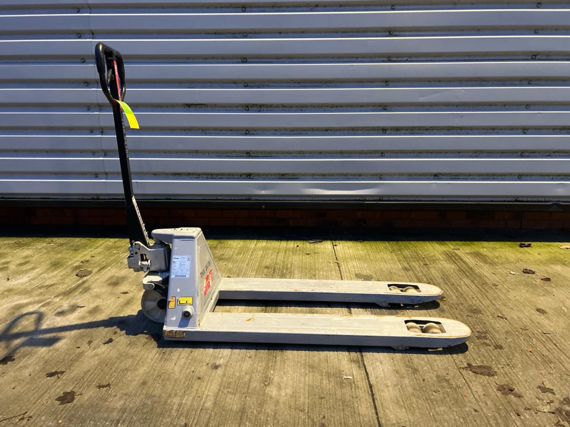 Manual Pallet Truck THX24785 - No reserve - Image 2 of 6