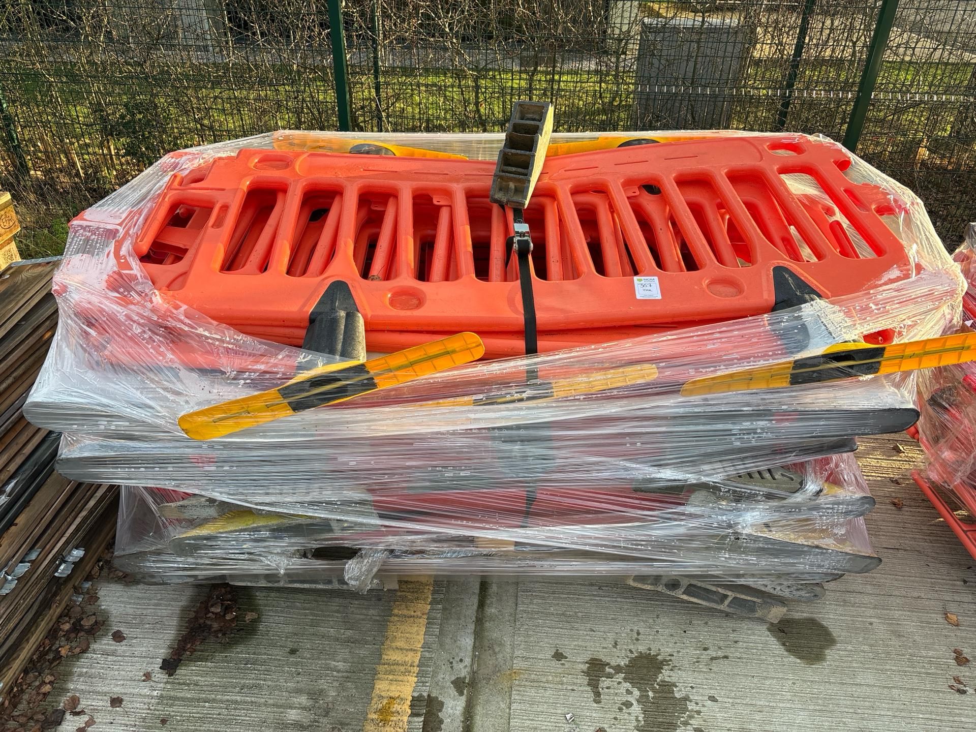Pallet of Orange Plastic Saftey Barriers - No reserve - Image 2 of 6